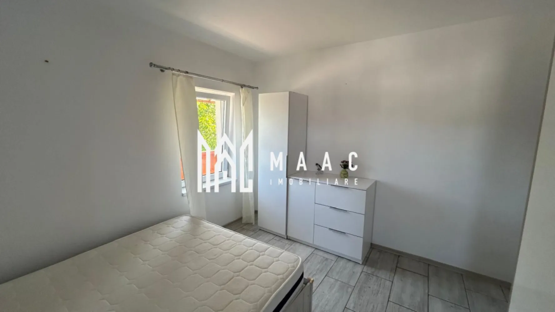 Apartament 3 camere | Decomandat | Terasă+Balcon | Șura Mare - MAAC Imobiliare vă propune spre vânzare un apartament modern cu 3 camere, complet decomandat, situat la parterul unui imobil intim cu doar 2 etaje, amplasat la intrarea în Șura Mare, într-o zonă liniștită și ușor accesibilă.

Locuința are o suprafață utilă de 52 mp și beneficiază de un spațiu exterior generos, compus dintr-o terasă de 16 mp, ideală pentru relaxare, și un balcon de 25 mp, oferind un plus de confort și funcționalitate.

Compartimentarea este eficientă și practică:

living luminos
2 dormitoare
bucătărie separată, complet utilată
baie prevăzută cu geam pentru aerisire naturală

Apartamentul este finisat modern, cu atenție la detalii, fiind pregătit pentru mutare imediată. Poziționarea la parter îl face potrivit atât pentru locuit, cât și pentru investiție.

Avantaje:

compartimentare decomandată
spații exterioare generoase (terasă + balcon)
bucătărie utilată
baie cu geam
imobil cu regim redus de înălțime
zonă liniștită, aproape de oraș
loc de parcare inclus
Imobilul se află într-o zonă aerisită, liniștită, perfectă pentru locuit, dar și pentru investiție, având acces facil către oraș.
Pentru mai multe detalii si programarea unei vizionari va rugam sa specificati ID: CP3117386.