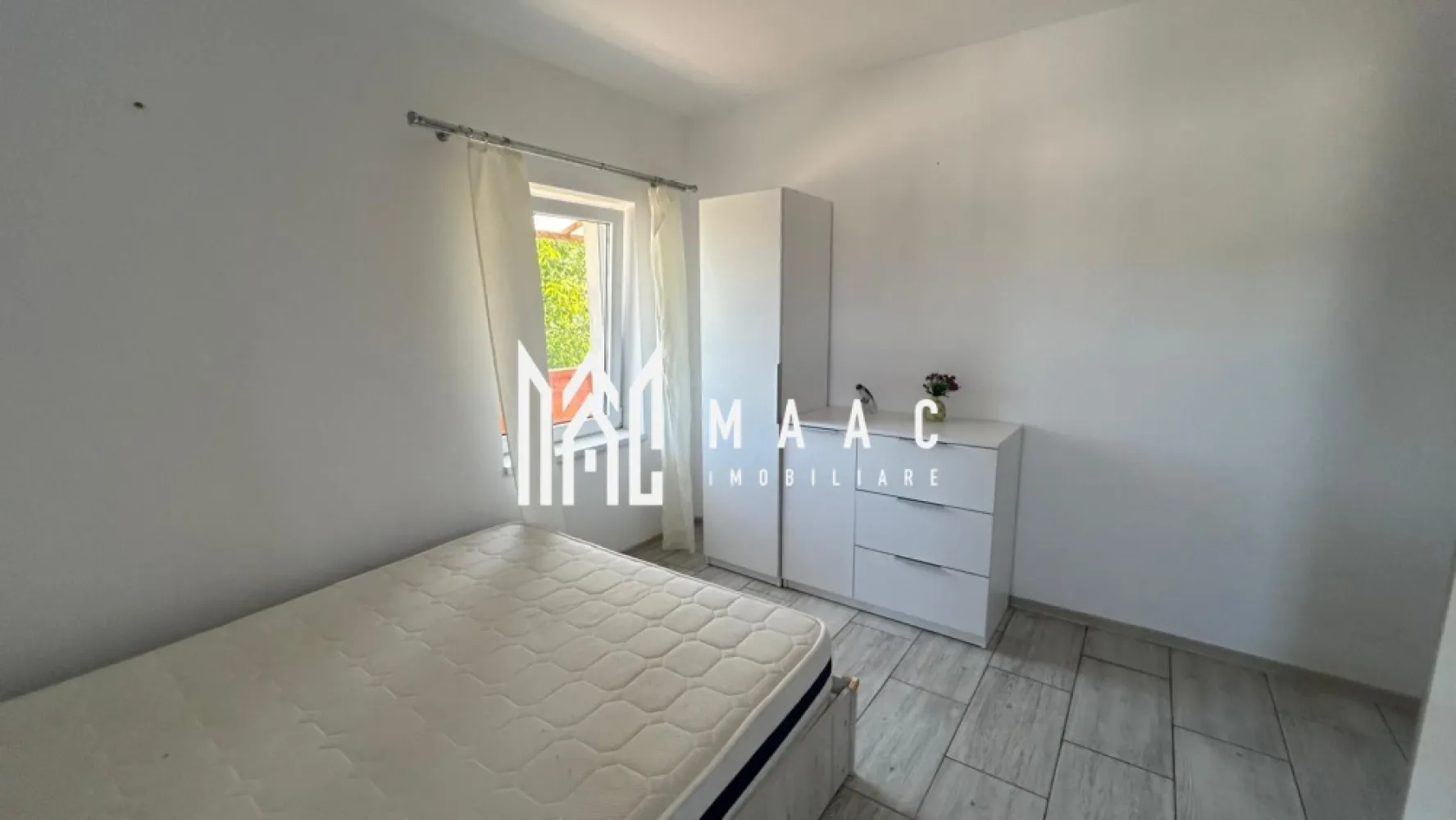 Apartament 3 camere | Decomandat | Terasă+Balcon | Șura Mare - MAAC Imobiliare vă propune spre vânzare un apartament modern cu 3 camere, complet decomandat, situat la parterul unui imobil intim cu doar 2 etaje, amplasat la intrarea în Șura Mare, într-o zonă liniștită și ușor accesibilă.

Locuința are o suprafață utilă de 52 mp și beneficiază de un spațiu exterior generos, compus dintr-o terasă de 16 mp, ideală pentru relaxare, și un balcon de 25 mp, oferind un plus de confort și funcționalitate.

Compartimentarea este eficientă și practică:

living luminos
2 dormitoare
bucătărie separată, complet utilată
baie prevăzută cu geam pentru aerisire naturală

Apartamentul este finisat modern, cu atenție la detalii, fiind pregătit pentru mutare imediată. Poziționarea la parter îl face potrivit atât pentru locuit, cât și pentru investiție.

Avantaje:

compartimentare decomandată
spații exterioare generoase (terasă + balcon)
bucătărie utilată
baie cu geam
imobil cu regim redus de înălțime
zonă liniștită, aproape de oraș
loc de parcare inclus
Imobilul se află într-o zonă aerisită, liniștită, perfectă pentru locuit, dar și pentru investiție, având acces facil către oraș.
Pentru mai multe detalii si programarea unei vizionari va rugam sa specificati ID: CP3117386.