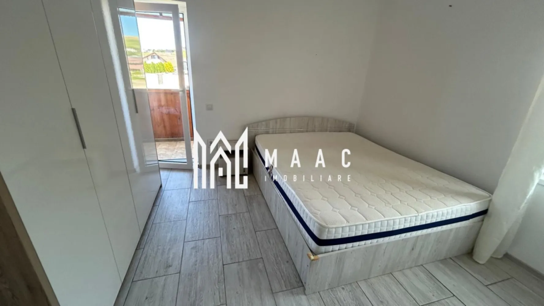 Apartament 3 camere | Decomandat | Terasă+Balcon | Șura Mare - MAAC Imobiliare vă propune spre vânzare un apartament modern cu 3 camere, complet decomandat, situat la parterul unui imobil intim cu doar 2 etaje, amplasat la intrarea în Șura Mare, într-o zonă liniștită și ușor accesibilă.

Locuința are o suprafață utilă de 52 mp și beneficiază de un spațiu exterior generos, compus dintr-o terasă de 16 mp, ideală pentru relaxare, și un balcon de 25 mp, oferind un plus de confort și funcționalitate.

Compartimentarea este eficientă și practică:

living luminos
2 dormitoare
bucătărie separată, complet utilată
baie prevăzută cu geam pentru aerisire naturală

Apartamentul este finisat modern, cu atenție la detalii, fiind pregătit pentru mutare imediată. Poziționarea la parter îl face potrivit atât pentru locuit, cât și pentru investiție.

Avantaje:

compartimentare decomandată
spații exterioare generoase (terasă + balcon)
bucătărie utilată
baie cu geam
imobil cu regim redus de înălțime
zonă liniștită, aproape de oraș
loc de parcare inclus
Imobilul se află într-o zonă aerisită, liniștită, perfectă pentru locuit, dar și pentru investiție, având acces facil către oraș.
Pentru mai multe detalii si programarea unei vizionari va rugam sa specificati ID: CP3117386.