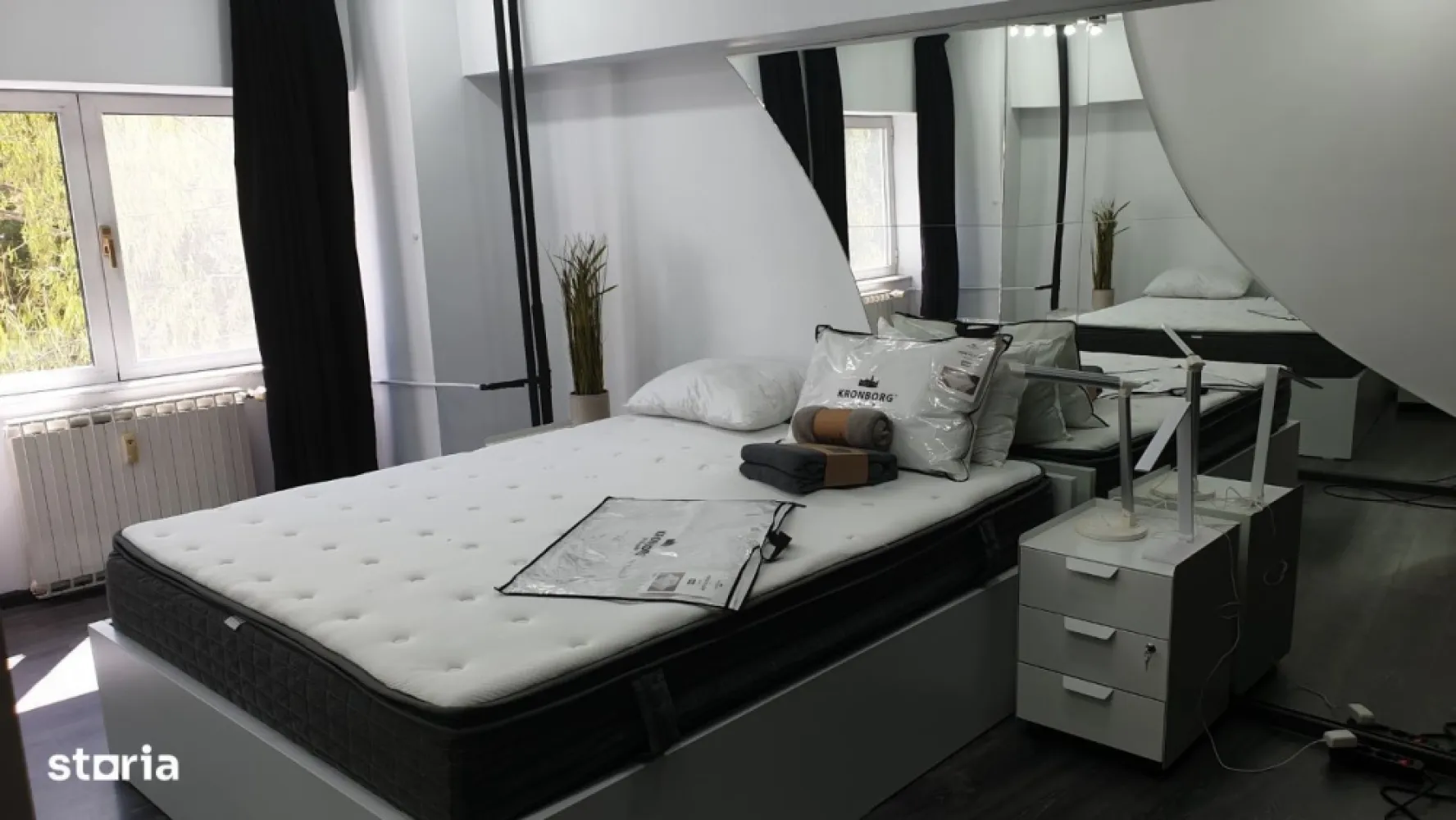 Apartament open space Unirii Goga • Home-Office • - : Unirii, O. Goga, Camera de Comert, Biblioteca Nationala - direct proprietar, 0% comision!
 
, cu bucatarie deschisa complet utilata. Barul - cu blat de marmura Carrara alba - confera un aer relaxat, da senzatia de puritate si curatenie, luminand si marind spatiul - solutia chic pentru bucataria, diningul si livingul modern al unui interior inedit.
• Poate fi folosit ca locuinta (de serviciu) sau home-office, birou, cabinet, studiou. Imobil mixt (locuinte + birouri).
 • Apartamentul poate fi personalizat/modificat si mobilat după scopurile, interesele și gusturile chiriașului.
 • Vedere mixta, foarte luminos.
• Ca nivel de finisaje dispune de: gresie, faianta, parchet, ferestre termopan, usa metalica la intrare.
• Dotari: Aer conditionat LG, masina de spalat rufe Whirlpool, aragaz mixt 4 arzatoare, hota, cuptor cu microunde Samsung, frigider, cafetiera, vesela completa, canapea 3 locuri JYSK, masa dining + 6 scaune catifea JYSK, biblioteca IKEA, draperii, pat dublu, noptiere, veioze, scaune bar, uscator par Rowenta, aspirator Samsung, etc 
 • Oglinzile aplicate in mod generos – un exercitiu vizual de imaginatie – sporesc senzatia de spatiu si aduc dinamism functional ca expansiune vizuala a spatiului.
 • Acces dublu stradal. Imobil (bloc) cu paza, supraveghere video 24/7.
 • Strazile si spatiile verzi bine amenajate cu mici parculete in apropierea imobilului. Zona linistita, etaj 1 din 8, bloc finalizat in 2001. 
• Acces facil la toate mijloacele de transport, magazine, piete, baruri, pub-uri, restaurante. Parcare disponibila in proximitate.
 
 bd. Octavian Goga nr. 4, bloc M26, scara 2, sector 3, 030982 – Bucureşti
 zona: Unirii, bd. Octavian Goga, Camera de Comert (CCIR), Biblioteca Nationala (BN), Teatrul National de Opereta, Tribunalul Bucuresti
 
s://maps.app.goo.gl/5suNRY2sdu9BvNdM6
s://maps.app.goo.gl/G8CkGyxGiUDrjer76
 
650 euro / luna + garantie  |  inchiriere direct propietar (fara comisioane)
 
apartamentul oglinzilor: viata e ca o oglinda... iti surade daca o privesti zambind!