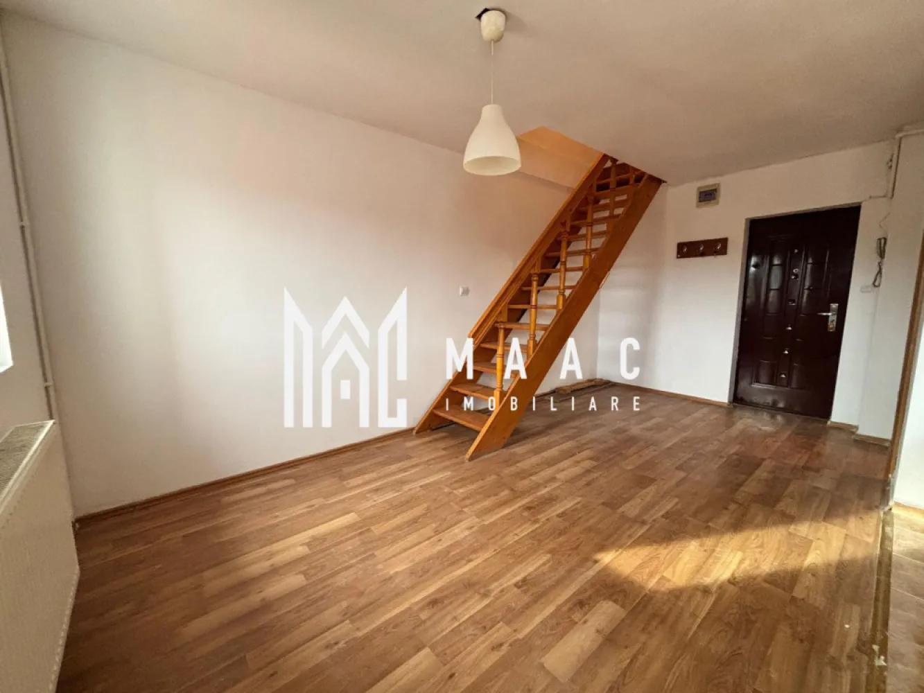 Apartament 2 camere | 47 MPU | Etaj 5 | Mansarda | Intabulata | Strand - MAAC Imobiliare vă propune spre vânzare un apartament tip mansardă, situat în cartierul Ștrand I – strada Bârsei, într-o zonă apreciată pentru liniște și accesibilitate. Apartamentul este călduros, luminos și bine compartimentat, fiind o alegere potrivită atât pentru locuit, cât și pentru investiție. Detalii proprietate: Compartimentare: semidecomandată An construcție: 2008 Apartament tip mansardă, cu scară interioară Compartimentare: Living Bucătărie Dormitor Baie Scară interioară Finisaje și dotări interioare: Ușă de intrare metalică Uși interioare din lemn Tâmplărie PVC Fereastră tip Velux Gresie, faianță Parchet melaminat Avantaje zonă: Cartier Ștrand I – zonă liniștită Aproape de magazine, școli, spații verzi și mijloace de transport în comun Pentru mai multe detalii sau programarea unei vizionări, nu ezitați să ne contactați specificand ID: CP2886711 }}