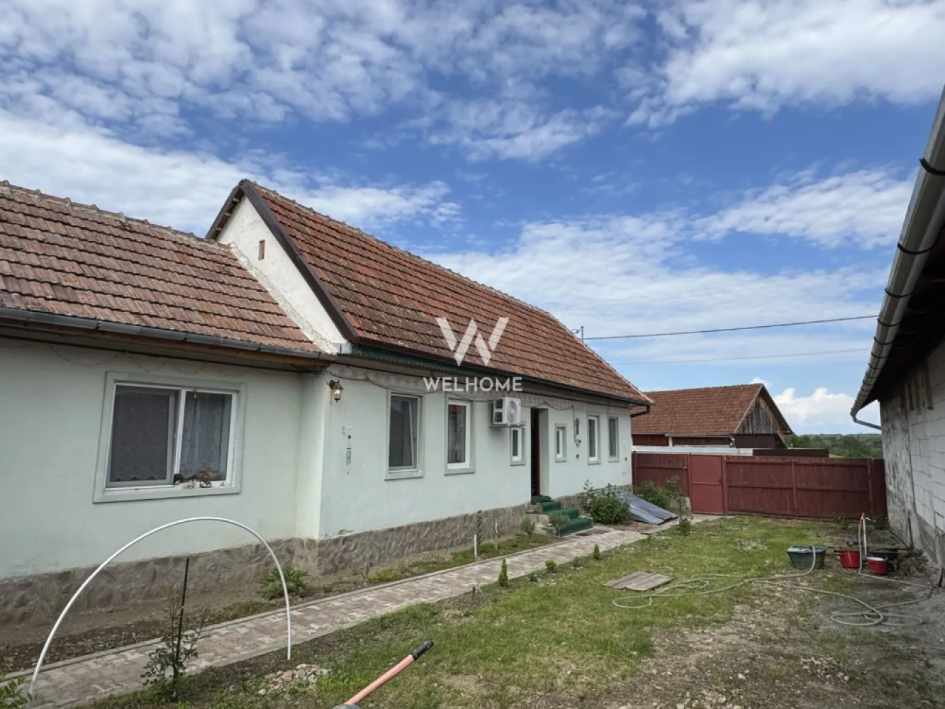 Casa individuala in Arpasu de Sus, teren mare, partial renovata - Casă individuală de vânzare în Arpașu de Sus – priveliște superbă spre munți, curte mare și acces facil către Sibiu și Transfăgărășan

Agentia Imobiliară Welhome oferă spre vânzare o casă individuală, intabulată, situată în localitatea Arpașu de Sus, într-o zonă liniștită, cu aer curat și o priveliște spectaculoasă către munți.

Proprietatea este ideală atât pentru locuit permanent, cât și ca locuință de vacanță, datorită poziționării excelente și accesului rapid către Sibiu și zona Transfăgărășanului.

Avantaje:
priveliște deosebită spre munți
teren generos de 868 mp
acces auto în curte
zonă liniștită și aer curat
pivniță mare și pod
frigider și mașină de spălat incluse
posibilitate de extindere sau amenajare suplimentară
șură solidă, cu placă de beton turnată
acces facil către Sibiu și Transfăgărășan

Casa are o suprafață utilă de aproximativ 70 mp și este amplasată pe un teren de 868 mp, beneficiind de o curte mare și bine organizată.

În plus, proprietatea dispune de o șură spațioasă, unde a fost deja turnată placă de beton și amenajată parțial o bucătărie de vară, momentan nefinalizată – un spațiu ideal pentru extindere, amenajare de zonă de relaxare sau atelier.

Compartimentare:
2 camere
2 băi complet renovate
bucătărie
cămară
pivniță mare și curată
pod
Dotări și îmbunătățiri:
geamuri termopan
sistem de aer condiționat
centrală pe gaz
sobe funcționale
două băi noi

Casa a fost parțial renovată de actualul proprietar și oferă multiple posibilități de personalizare și amenajare după propriul gust.

Localizare:
În localitate există magazine și facilități de bază, iar accesul către proprietate se realizează ușor, pe drum accesibil în orice anotimp.
O proprietate potrivită pentru cei care își doresc liniște, natură și o priveliște superbă către munți.
