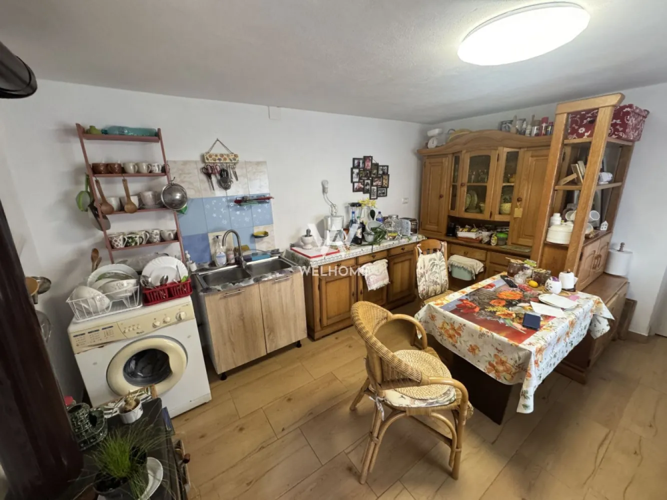 Casa individuala in Arpasu de Sus, teren mare, partial renovata - Casă individuală de vânzare în Arpașu de Sus – priveliște superbă spre munți, curte mare și acces facil către Sibiu și Transfăgărășan

Agentia Imobiliară Welhome oferă spre vânzare o casă individuală, intabulată, situată în localitatea Arpașu de Sus, într-o zonă liniștită, cu aer curat și o priveliște spectaculoasă către munți.

Proprietatea este ideală atât pentru locuit permanent, cât și ca locuință de vacanță, datorită poziționării excelente și accesului rapid către Sibiu și zona Transfăgărășanului.

Avantaje:
priveliște deosebită spre munți
teren generos de 868 mp
acces auto în curte
zonă liniștită și aer curat
pivniță mare și pod
frigider și mașină de spălat incluse
posibilitate de extindere sau amenajare suplimentară
șură solidă, cu placă de beton turnată
acces facil către Sibiu și Transfăgărășan

Casa are o suprafață utilă de aproximativ 70 mp și este amplasată pe un teren de 868 mp, beneficiind de o curte mare și bine organizată.

În plus, proprietatea dispune de o șură spațioasă, unde a fost deja turnată placă de beton și amenajată parțial o bucătărie de vară, momentan nefinalizată – un spațiu ideal pentru extindere, amenajare de zonă de relaxare sau atelier.

Compartimentare:
2 camere
2 băi complet renovate
bucătărie
cămară
pivniță mare și curată
pod
Dotări și îmbunătățiri:
geamuri termopan
sistem de aer condiționat
centrală pe gaz
sobe funcționale
două băi noi

Casa a fost parțial renovată de actualul proprietar și oferă multiple posibilități de personalizare și amenajare după propriul gust.

Localizare:
În localitate există magazine și facilități de bază, iar accesul către proprietate se realizează ușor, pe drum accesibil în orice anotimp.
O proprietate potrivită pentru cei care își doresc liniște, natură și o priveliște superbă către munți.