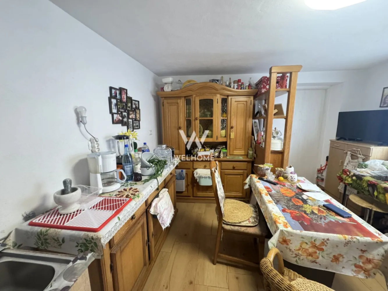 Casa individuala in Arpasu de Sus, teren mare, partial renovata - Casă individuală de vânzare în Arpașu de Sus – priveliște superbă spre munți, curte mare și acces facil către Sibiu și Transfăgărășan

Agentia Imobiliară Welhome oferă spre vânzare o casă individuală, intabulată, situată în localitatea Arpașu de Sus, într-o zonă liniștită, cu aer curat și o priveliște spectaculoasă către munți.

Proprietatea este ideală atât pentru locuit permanent, cât și ca locuință de vacanță, datorită poziționării excelente și accesului rapid către Sibiu și zona Transfăgărășanului.

Avantaje:
priveliște deosebită spre munți
teren generos de 868 mp
acces auto în curte
zonă liniștită și aer curat
pivniță mare și pod
frigider și mașină de spălat incluse
posibilitate de extindere sau amenajare suplimentară
șură solidă, cu placă de beton turnată
acces facil către Sibiu și Transfăgărășan

Casa are o suprafață utilă de aproximativ 70 mp și este amplasată pe un teren de 868 mp, beneficiind de o curte mare și bine organizată.

În plus, proprietatea dispune de o șură spațioasă, unde a fost deja turnată placă de beton și amenajată parțial o bucătărie de vară, momentan nefinalizată – un spațiu ideal pentru extindere, amenajare de zonă de relaxare sau atelier.

Compartimentare:
2 camere
2 băi complet renovate
bucătărie
cămară
pivniță mare și curată
pod
Dotări și îmbunătățiri:
geamuri termopan
sistem de aer condiționat
centrală pe gaz
sobe funcționale
două băi noi

Casa a fost parțial renovată de actualul proprietar și oferă multiple posibilități de personalizare și amenajare după propriul gust.

Localizare:
În localitate există magazine și facilități de bază, iar accesul către proprietate se realizează ușor, pe drum accesibil în orice anotimp.
O proprietate potrivită pentru cei care își doresc liniște, natură și o priveliște superbă către munți.