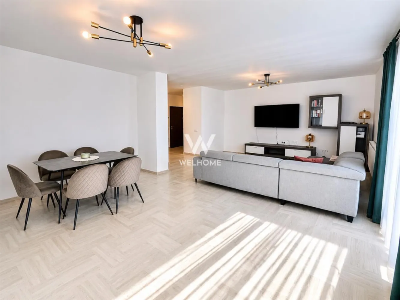Penthouse modern cu 2 terase spectaculoase și parcare inclusă - Agentia Imobiliara Welhome vă propune spre vânzare un penthouse elegant, spațios și luminos, situat într-o zonă liniștită din Șelimbăr, Sibiu, ideal pentru cei care își doresc confort, intimitate și un stil de viață modern.

Cu o suprafață utilă de 95 mp și o suprafață totală de 156,9 mp împreună cu terasele, această proprietate impresionează prin compartimentarea inteligentă, finisajele moderne și cele două terase ample, perfecte pentru relaxare sau amenajarea unui spațiu exterior deosebit.

Proprietatea se vinde complet mobilată și utilată, exact ca în fotografii, fiind pregătită pentru mutare imediată.

Compartimentare:
• Living spațios și luminos
• 2 dormitoare confortabile
• Bucătărie separată, complet utilată
• 2 băi moderne
• 2 terase cu multiple posibilități de amenajare

Avantaje:
• Compartimentare eficientă și practică
• Finisaje moderne și mobilier de calitate
• Suprafețe mari și lumină naturală din abundență
• Terase pentru relaxare
• Loc de parcare inclus
• Zonă liniștită, ferită de agitația urbană
• Ideal atât pentru locuință proprie, cât și pentru investiție

Localizare:
Situat în Șelimbăr, cu acces rapid către Sibiu și principalele puncte de interes. În apropiere se află magazine, supermarketuri și centre comerciale.