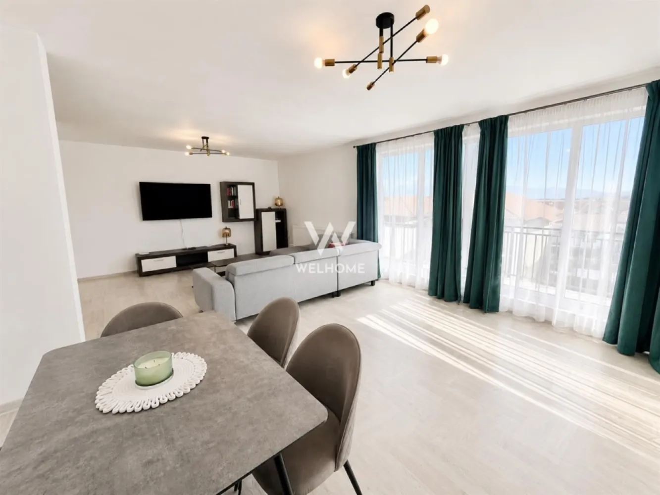Penthouse modern cu 2 terase spectaculoase și parcare inclusă - Agentia Imobiliara Welhome vă propune spre vânzare un penthouse elegant, spațios și luminos, situat într-o zonă liniștită din Șelimbăr, Sibiu, ideal pentru cei care își doresc confort, intimitate și un stil de viață modern.

Cu o suprafață utilă de 95 mp și o suprafață totală de 156,9 mp împreună cu terasele, această proprietate impresionează prin compartimentarea inteligentă, finisajele moderne și cele două terase ample, perfecte pentru relaxare sau amenajarea unui spațiu exterior deosebit.

Proprietatea se vinde complet mobilată și utilată, exact ca în fotografii, fiind pregătită pentru mutare imediată.

Compartimentare:
• Living spațios și luminos
• 2 dormitoare confortabile
• Bucătărie separată, complet utilată
• 2 băi moderne
• 2 terase cu multiple posibilități de amenajare

Avantaje:
• Compartimentare eficientă și practică
• Finisaje moderne și mobilier de calitate
• Suprafețe mari și lumină naturală din abundență
• Terase pentru relaxare
• Loc de parcare inclus
• Zonă liniștită, ferită de agitația urbană
• Ideal atât pentru locuință proprie, cât și pentru investiție

Localizare:
Situat în Șelimbăr, cu acces rapid către Sibiu și principalele puncte de interes. În apropiere se află magazine, supermarketuri și centre comerciale.