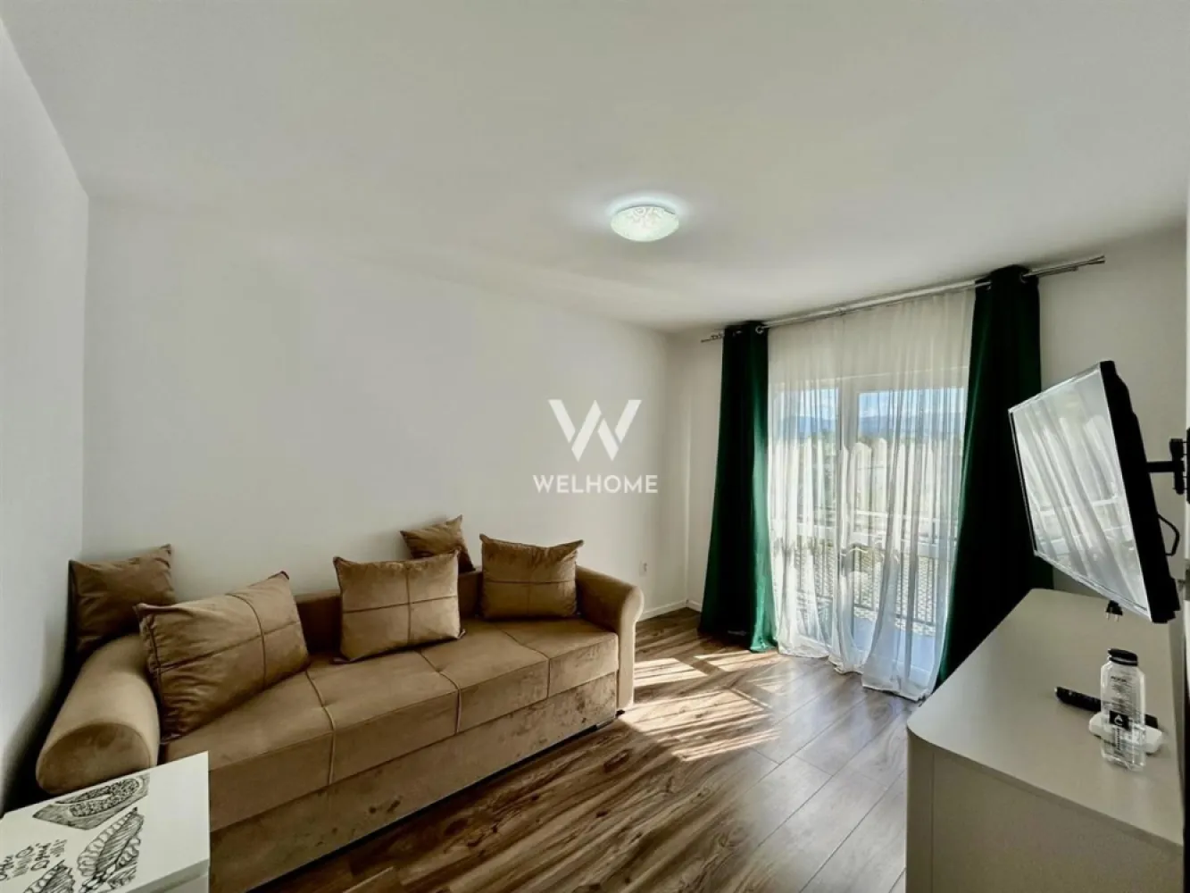 Apartament 2 camere, decomandat, 2 locuri de parcare - C. Arhitectilor - Agentia Imobiliara Welhome vă propune spre vânzare un apartament cu 2 camere, decomandat, situat în Cartierul Arhitecților din Sibiu, într-o zonă rezidențială modernă, aflată în continuă dezvoltare.

Apartamentul este amplasat la parterul unui imobil cu 3 etaje și dispune de o suprafață utilă de 48 mp, la care se adaugă balconul. În preț sunt incluse 2 locuri de parcare.

Compartimentare:
• Hol de acces
• Living luminos
• Dormitor
• Bucătărie separată
• Baie cu geam 
• Balcon

Avantaje:
• Apartament decomandat
• Complet mobilat și utilat
• Încălzire în pardoseală
• Bucătărie separată
• Baie cu geam
• Finisaje moderne
• Spații bine compartimentate și luminoase
• 2 locuri de parcare incluse
• Liber de sarcini
• Intabulat
• Ideal pentru locuit sau investiție

Localizare: Cartierul Arhitecților, Sibiu