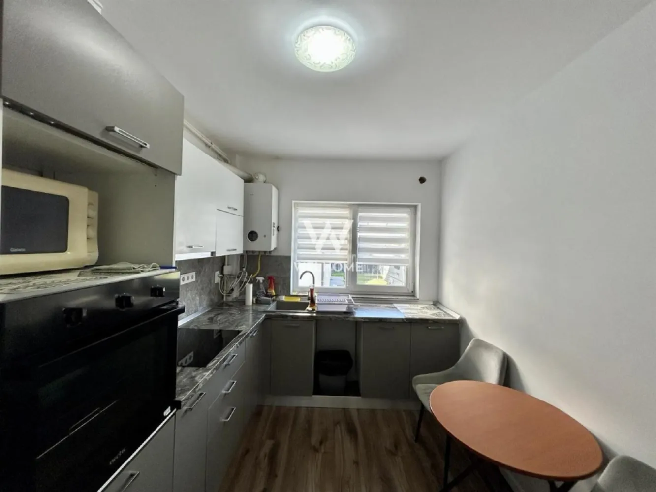 Apartament 2 camere, decomandat, 2 locuri de parcare - C. Arhitectilor - Agentia Imobiliara Welhome vă propune spre vânzare un apartament cu 2 camere, decomandat, situat în Cartierul Arhitecților din Sibiu, într-o zonă rezidențială modernă, aflată în continuă dezvoltare.

Apartamentul este amplasat la parterul unui imobil cu 3 etaje și dispune de o suprafață utilă de 48 mp, la care se adaugă balconul. În preț sunt incluse 2 locuri de parcare.

Compartimentare:
• Hol de acces
• Living luminos
• Dormitor
• Bucătărie separată
• Baie cu geam 
• Balcon

Avantaje:
• Apartament decomandat
• Complet mobilat și utilat
• Încălzire în pardoseală
• Bucătărie separată
• Baie cu geam
• Finisaje moderne
• Spații bine compartimentate și luminoase
• 2 locuri de parcare incluse
• Liber de sarcini
• Intabulat
• Ideal pentru locuit sau investiție

Localizare: Cartierul Arhitecților, Sibiu
