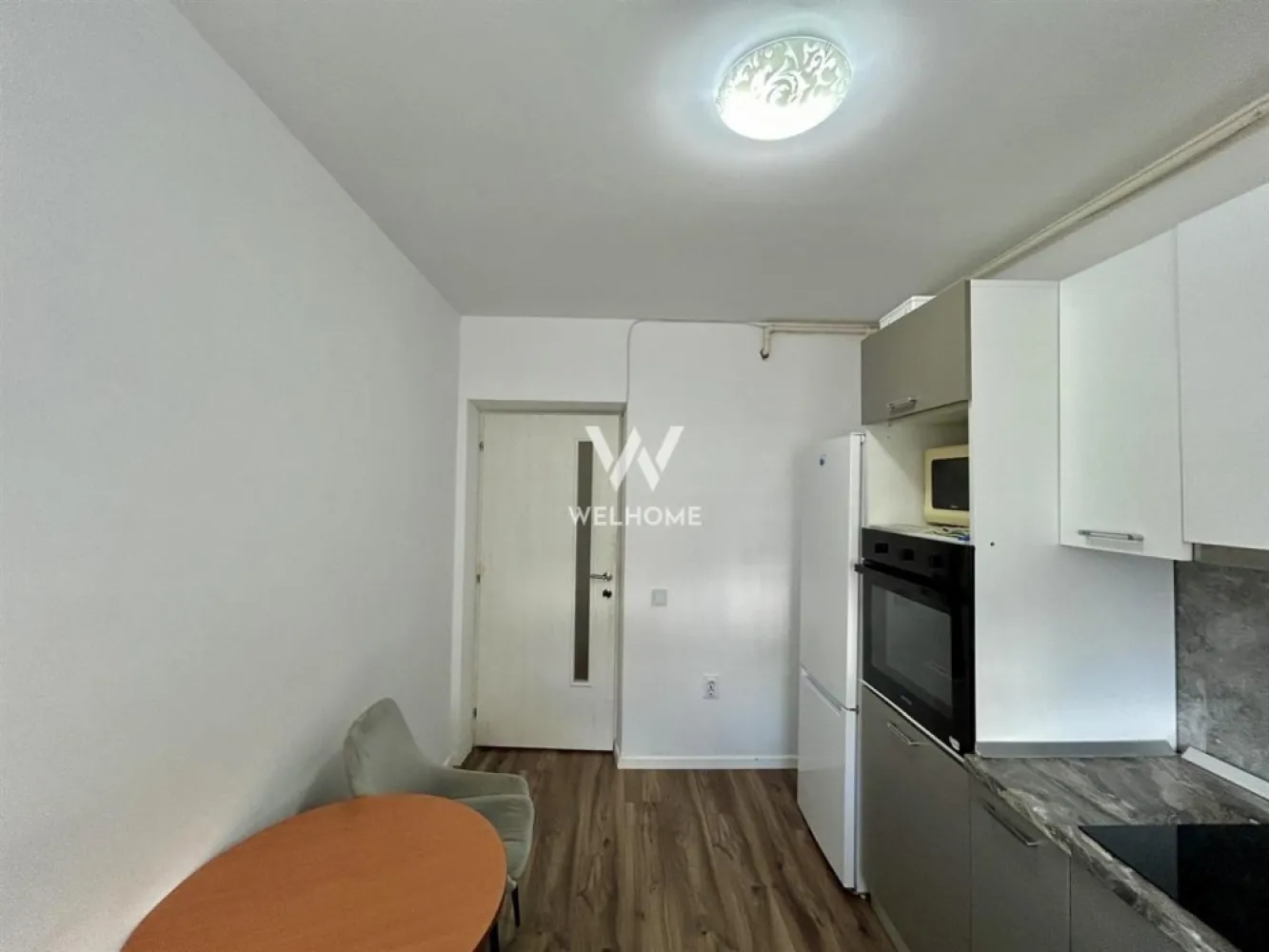 Apartament 2 camere, decomandat, 2 locuri de parcare - C. Arhitectilor - Agentia Imobiliara Welhome vă propune spre vânzare un apartament cu 2 camere, decomandat, situat în Cartierul Arhitecților din Sibiu, într-o zonă rezidențială modernă, aflată în continuă dezvoltare.

Apartamentul este amplasat la parterul unui imobil cu 3 etaje și dispune de o suprafață utilă de 48 mp, la care se adaugă balconul. În preț sunt incluse 2 locuri de parcare.

Compartimentare:
• Hol de acces
• Living luminos
• Dormitor
• Bucătărie separată
• Baie cu geam 
• Balcon

Avantaje:
• Apartament decomandat
• Complet mobilat și utilat
• Încălzire în pardoseală
• Bucătărie separată
• Baie cu geam
• Finisaje moderne
• Spații bine compartimentate și luminoase
• 2 locuri de parcare incluse
• Liber de sarcini
• Intabulat
• Ideal pentru locuit sau investiție

Localizare: Cartierul Arhitecților, Sibiu