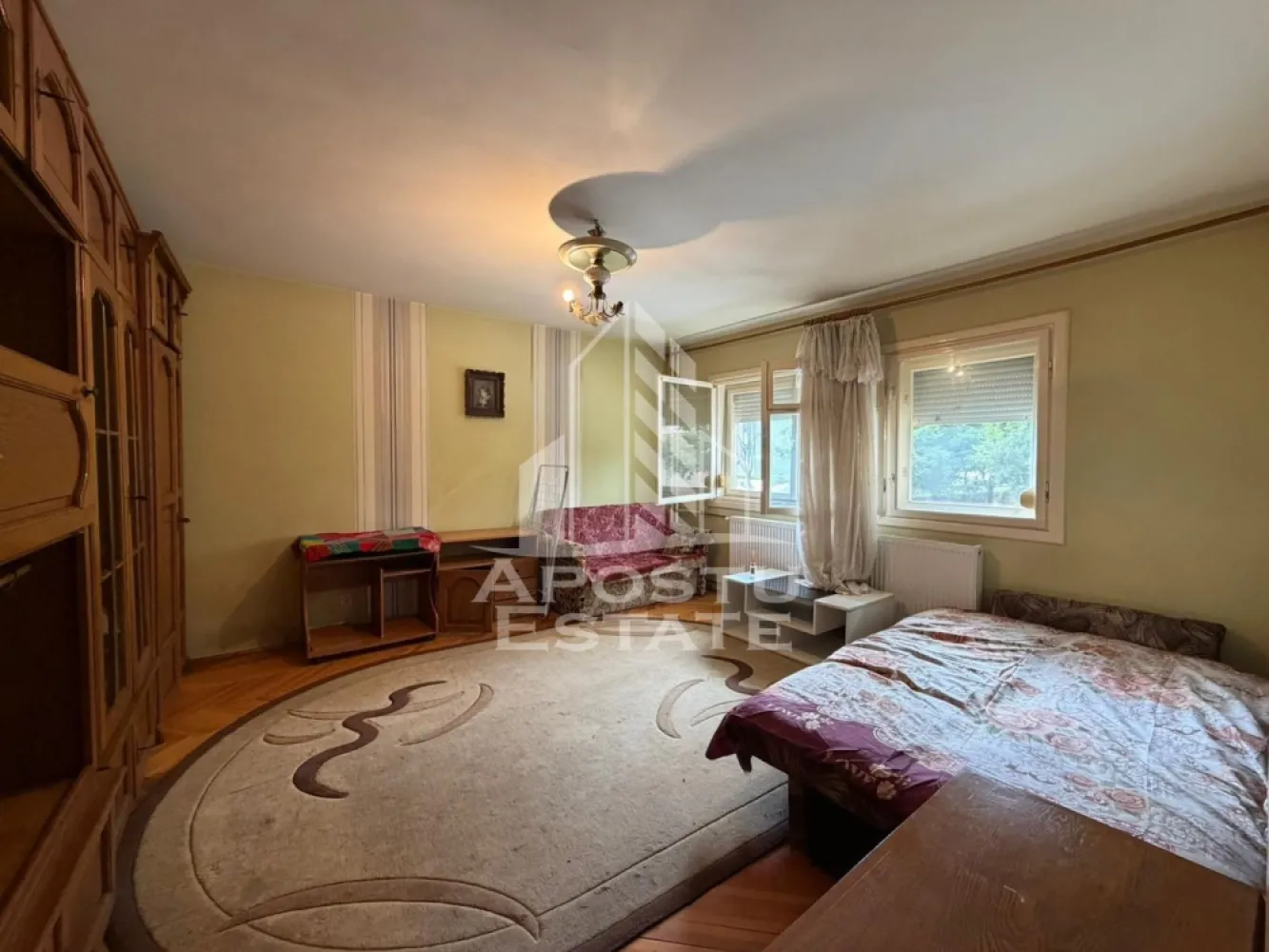 Apartament doua camere, decomandat, Sagului - APOSTU ESTATE va propune spre vanzare un apartament cu 2 camere spatios si luminos complet mobilat si utilat decomandat confort 1 situat in zona Steaua.
Apartamentul este situat la parterul inalt al unui bloc cu 4 etaje, construit in anul 2001, cu pod inalt cu acces si acoperis. Se intinde pe o suprafata de 57 mp utili.
Compartimentare:
- Hol acces
- Bucatarie
- Living
- Dormitor
- Baie

Confortul termic este realizat prin intermediul centralei comuna a imobilului. Apartamentul se vinde impreuna cu o boxa aflata la subsol.
Zona foarte linistita cu numeroase facilitati si puncte de interes precum: acces rapid si usor la mijloacele de transport in comun, mall-ul Shopping City la cateva minute distanta, piata Doina si alte supermarket-uri in apropiere, farmacii, institutii de invatamant, restaurante, baruri cafenele si multe altele.
Acceptam orice fel de credit bancar. Oferim consultanta si solutii financiare prin colaboratorii nostri.Apartamentul se vinde mobilat si utilat.
Va asteptam cu drag la o vizionare chiar si astazi!