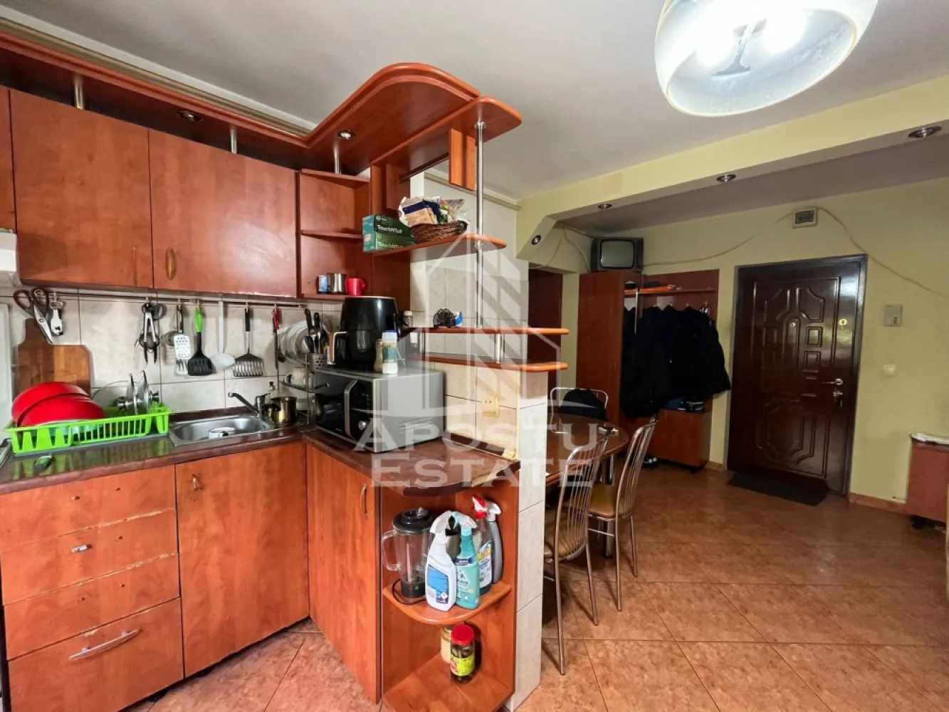 Apartament doua camere, decomandat, Sagului - APOSTU ESTATE va propune spre vanzare un apartament cu 2 camere spatios si luminos complet mobilat si utilat decomandat confort 1 situat in zona Steaua.
Apartamentul este situat la parterul inalt al unui bloc cu 4 etaje, construit in anul 2001, cu pod inalt cu acces si acoperis. Se intinde pe o suprafata de 57 mp utili.
Compartimentare:
- Hol acces
- Bucatarie
- Living
- Dormitor
- Baie

Confortul termic este realizat prin intermediul centralei comuna a imobilului. Apartamentul se vinde impreuna cu o boxa aflata la subsol.
Zona foarte linistita cu numeroase facilitati si puncte de interes precum: acces rapid si usor la mijloacele de transport in comun, mall-ul Shopping City la cateva minute distanta, piata Doina si alte supermarket-uri in apropiere, farmacii, institutii de invatamant, restaurante, baruri cafenele si multe altele.
Acceptam orice fel de credit bancar. Oferim consultanta si solutii financiare prin colaboratorii nostri.Apartamentul se vinde mobilat si utilat.
Va asteptam cu drag la o vizionare chiar si astazi!