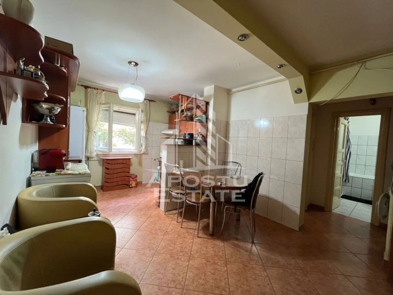 Apartament doua camere, decomandat, Sagului - APOSTU ESTATE va propune spre vanzare un apartament cu 2 camere spatios si luminos complet mobilat si utilat decomandat confort 1 situat in zona Steaua.
Apartamentul este situat la parterul inalt al unui bloc cu 4 etaje, construit in anul 2001, cu pod inalt cu acces si acoperis. Se intinde pe o suprafata de 57 mp utili.
Compartimentare:
- Hol acces
- Bucatarie
- Living
- Dormitor
- Baie

Confortul termic este realizat prin intermediul centralei comuna a imobilului. Apartamentul se vinde impreuna cu o boxa aflata la subsol.
Zona foarte linistita cu numeroase facilitati si puncte de interes precum: acces rapid si usor la mijloacele de transport in comun, mall-ul Shopping City la cateva minute distanta, piata Doina si alte supermarket-uri in apropiere, farmacii, institutii de invatamant, restaurante, baruri cafenele si multe altele.
Acceptam orice fel de credit bancar. Oferim consultanta si solutii financiare prin colaboratorii nostri.Apartamentul se vinde mobilat si utilat.
Va asteptam cu drag la o vizionare chiar si astazi!