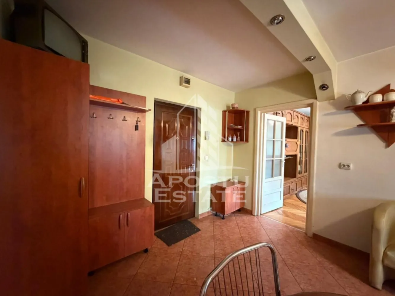 Apartament doua camere, decomandat, Sagului - APOSTU ESTATE va propune spre vanzare un apartament cu 2 camere spatios si luminos complet mobilat si utilat decomandat confort 1 situat in zona Steaua.
Apartamentul este situat la parterul inalt al unui bloc cu 4 etaje, construit in anul 2001, cu pod inalt cu acces si acoperis. Se intinde pe o suprafata de 57 mp utili.
Compartimentare:
- Hol acces
- Bucatarie
- Living
- Dormitor
- Baie

Confortul termic este realizat prin intermediul centralei comuna a imobilului. Apartamentul se vinde impreuna cu o boxa aflata la subsol.
Zona foarte linistita cu numeroase facilitati si puncte de interes precum: acces rapid si usor la mijloacele de transport in comun, mall-ul Shopping City la cateva minute distanta, piata Doina si alte supermarket-uri in apropiere, farmacii, institutii de invatamant, restaurante, baruri cafenele si multe altele.
Acceptam orice fel de credit bancar. Oferim consultanta si solutii financiare prin colaboratorii nostri.Apartamentul se vinde mobilat si utilat.
Va asteptam cu drag la o vizionare chiar si astazi!