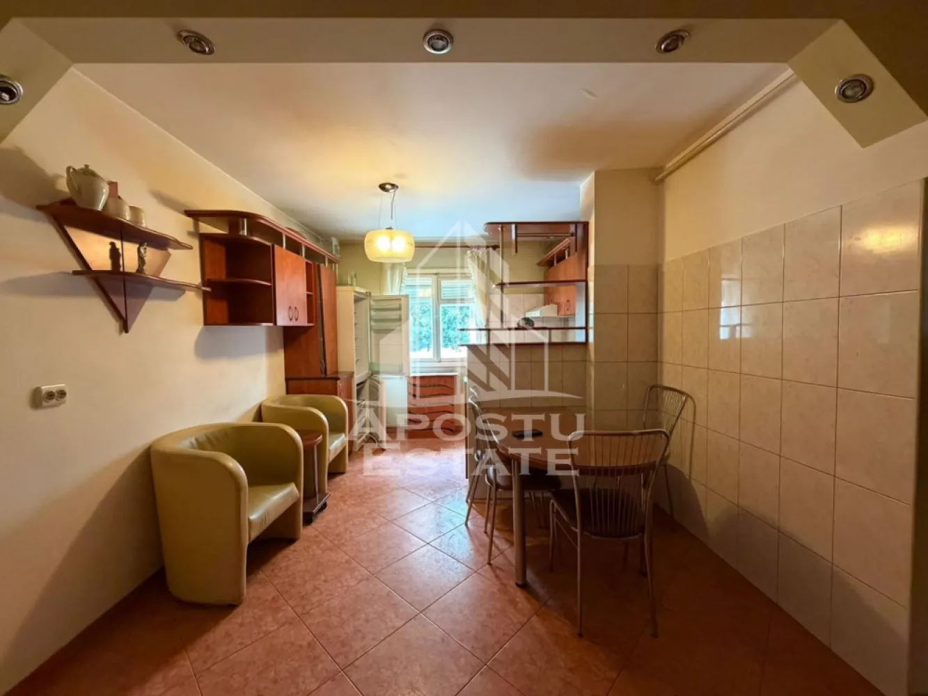Apartament doua camere, decomandat, Sagului - APOSTU ESTATE va propune spre vanzare un apartament cu 2 camere spatios si luminos complet mobilat si utilat decomandat confort 1 situat in zona Steaua.
Apartamentul este situat la parterul inalt al unui bloc cu 4 etaje, construit in anul 2001, cu pod inalt cu acces si acoperis. Se intinde pe o suprafata de 57 mp utili.
Compartimentare:
- Hol acces
- Bucatarie
- Living
- Dormitor
- Baie

Confortul termic este realizat prin intermediul centralei comuna a imobilului. Apartamentul se vinde impreuna cu o boxa aflata la subsol.
Zona foarte linistita cu numeroase facilitati si puncte de interes precum: acces rapid si usor la mijloacele de transport in comun, mall-ul Shopping City la cateva minute distanta, piata Doina si alte supermarket-uri in apropiere, farmacii, institutii de invatamant, restaurante, baruri cafenele si multe altele.
Acceptam orice fel de credit bancar. Oferim consultanta si solutii financiare prin colaboratorii nostri.Apartamentul se vinde mobilat si utilat.
Va asteptam cu drag la o vizionare chiar si astazi!