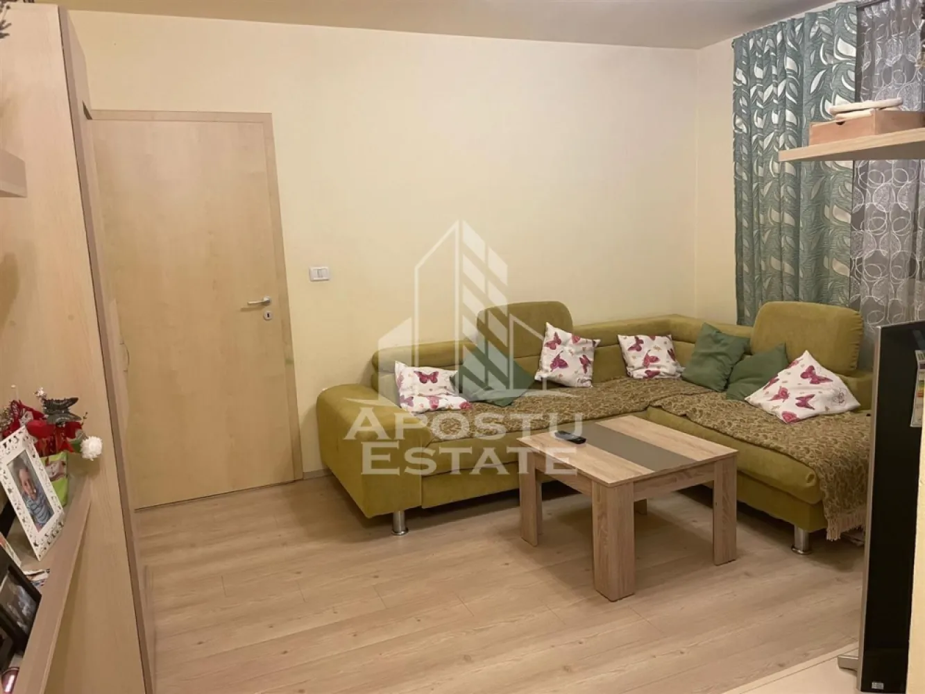 Penthouse cu 4 camere pe 2 nivele In Giroc langa scoala. - APOSTU ESTATE va propune spre vanzare un apartament de tip Penthouse cu 3 camere situat in centrul localitatii Giroc. Drumul de acces spre imobil este asfaltat. 
In apropiere avem magazine si supermarket-uri precum Lidl Peny Carrefour Mega Image scoala si gradinita la 3 minute de mers pe jos acces facil la mijlloace de transport in comun.
Apartamentul se vinde complet mobilat si utilat.
Imobilul este situat la etajul 3 din 3 are 112 mp utili alcatuiti din parter si mansarda.
Compartimentare:
In partera de jos:
- hol acces.
- bucatarie.
- living.
- 2 bai.

La mansarda:
- 2 dormitoate.
- 2 bai.

Detalii:
- constructie realizata in anul 2015 din caramida Porotherm partea de jos si din Bca mansarda.
- exterior izolat cu polistiren de 10 cm eps 80.
- geamuri termopan 3 sticle pentru izolare atat fonica cat si termica superioara.
- centrala proprie incalzire cu calorifere.
- aparat de aer conditionat.
- bucatarie complet mobilata si utilata.
- electrocasnice in stare buna de functionare (plita pe gaz cuptor electric masina de spalat vase frigider side by side masina de spalat rufe si uscator SmartTv.)
- dormitor cu mobilier realizat pe comanda dulap pe colt tip dressing pat matrimonial comoda tv si masuta de machiaj.

Utilitati complete: curent apa de la retea canalizare gaz internet prin fibra optica cablu Tv.

Pentru mai multe detalii nu ezitati sa ne contactati!
Acceptam orice fel de credit bancar. Oferim consultanta si solutii financiare prin colaboratorii nostri pentru a obtine cel mai avantajos credit Ipotecar sau Noua Casa.
Va asteptam cu drag la o vizionare chiar astazi!

CP1905604.
