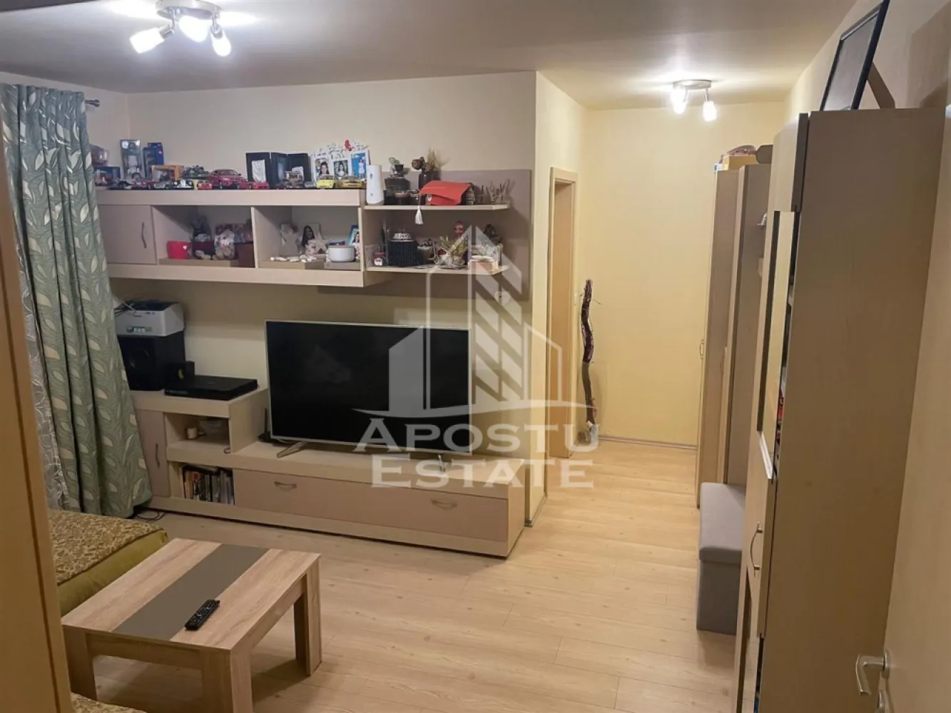 Penthouse cu 4 camere pe 2 nivele In Giroc langa scoala. - APOSTU ESTATE va propune spre vanzare un apartament de tip Penthouse cu 3 camere situat in centrul localitatii Giroc. Drumul de acces spre imobil este asfaltat. 
In apropiere avem magazine si supermarket-uri precum Lidl Peny Carrefour Mega Image scoala si gradinita la 3 minute de mers pe jos acces facil la mijlloace de transport in comun.
Apartamentul se vinde complet mobilat si utilat.
Imobilul este situat la etajul 3 din 3 are 112 mp utili alcatuiti din parter si mansarda.
Compartimentare:
In partera de jos:
- hol acces.
- bucatarie.
- living.
- 2 bai.

La mansarda:
- 2 dormitoate.
- 2 bai.

Detalii:
- constructie realizata in anul 2015 din caramida Porotherm partea de jos si din Bca mansarda.
- exterior izolat cu polistiren de 10 cm eps 80.
- geamuri termopan 3 sticle pentru izolare atat fonica cat si termica superioara.
- centrala proprie incalzire cu calorifere.
- aparat de aer conditionat.
- bucatarie complet mobilata si utilata.
- electrocasnice in stare buna de functionare (plita pe gaz cuptor electric masina de spalat vase frigider side by side masina de spalat rufe si uscator SmartTv.)
- dormitor cu mobilier realizat pe comanda dulap pe colt tip dressing pat matrimonial comoda tv si masuta de machiaj.

Utilitati complete: curent apa de la retea canalizare gaz internet prin fibra optica cablu Tv.

Pentru mai multe detalii nu ezitati sa ne contactati!
Acceptam orice fel de credit bancar. Oferim consultanta si solutii financiare prin colaboratorii nostri pentru a obtine cel mai avantajos credit Ipotecar sau Noua Casa.
Va asteptam cu drag la o vizionare chiar astazi!

CP1905604.