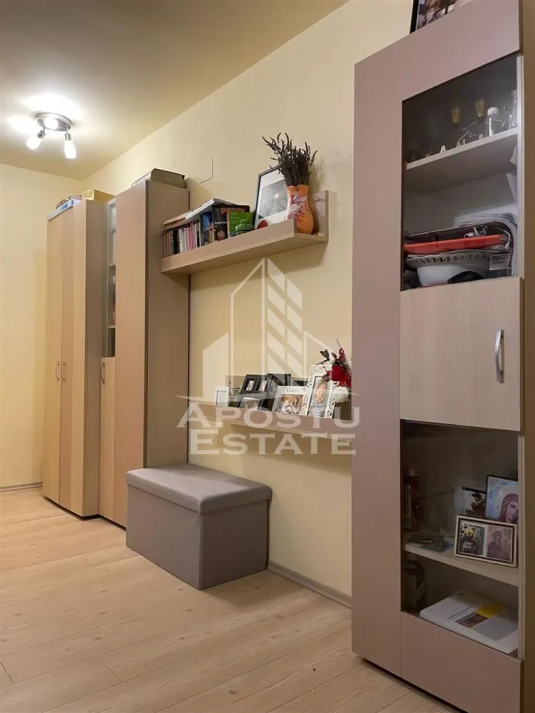 Penthouse cu 4 camere pe 2 nivele In Giroc langa scoala. - APOSTU ESTATE va propune spre vanzare un apartament de tip Penthouse cu 3 camere situat in centrul localitatii Giroc. Drumul de acces spre imobil este asfaltat. 
In apropiere avem magazine si supermarket-uri precum Lidl Peny Carrefour Mega Image scoala si gradinita la 3 minute de mers pe jos acces facil la mijlloace de transport in comun.
Apartamentul se vinde complet mobilat si utilat.
Imobilul este situat la etajul 3 din 3 are 112 mp utili alcatuiti din parter si mansarda.
Compartimentare:
In partera de jos:
- hol acces.
- bucatarie.
- living.
- 2 bai.

La mansarda:
- 2 dormitoate.
- 2 bai.

Detalii:
- constructie realizata in anul 2015 din caramida Porotherm partea de jos si din Bca mansarda.
- exterior izolat cu polistiren de 10 cm eps 80.
- geamuri termopan 3 sticle pentru izolare atat fonica cat si termica superioara.
- centrala proprie incalzire cu calorifere.
- aparat de aer conditionat.
- bucatarie complet mobilata si utilata.
- electrocasnice in stare buna de functionare (plita pe gaz cuptor electric masina de spalat vase frigider side by side masina de spalat rufe si uscator SmartTv.)
- dormitor cu mobilier realizat pe comanda dulap pe colt tip dressing pat matrimonial comoda tv si masuta de machiaj.

Utilitati complete: curent apa de la retea canalizare gaz internet prin fibra optica cablu Tv.

Pentru mai multe detalii nu ezitati sa ne contactati!
Acceptam orice fel de credit bancar. Oferim consultanta si solutii financiare prin colaboratorii nostri pentru a obtine cel mai avantajos credit Ipotecar sau Noua Casa.
Va asteptam cu drag la o vizionare chiar astazi!

CP1905604.