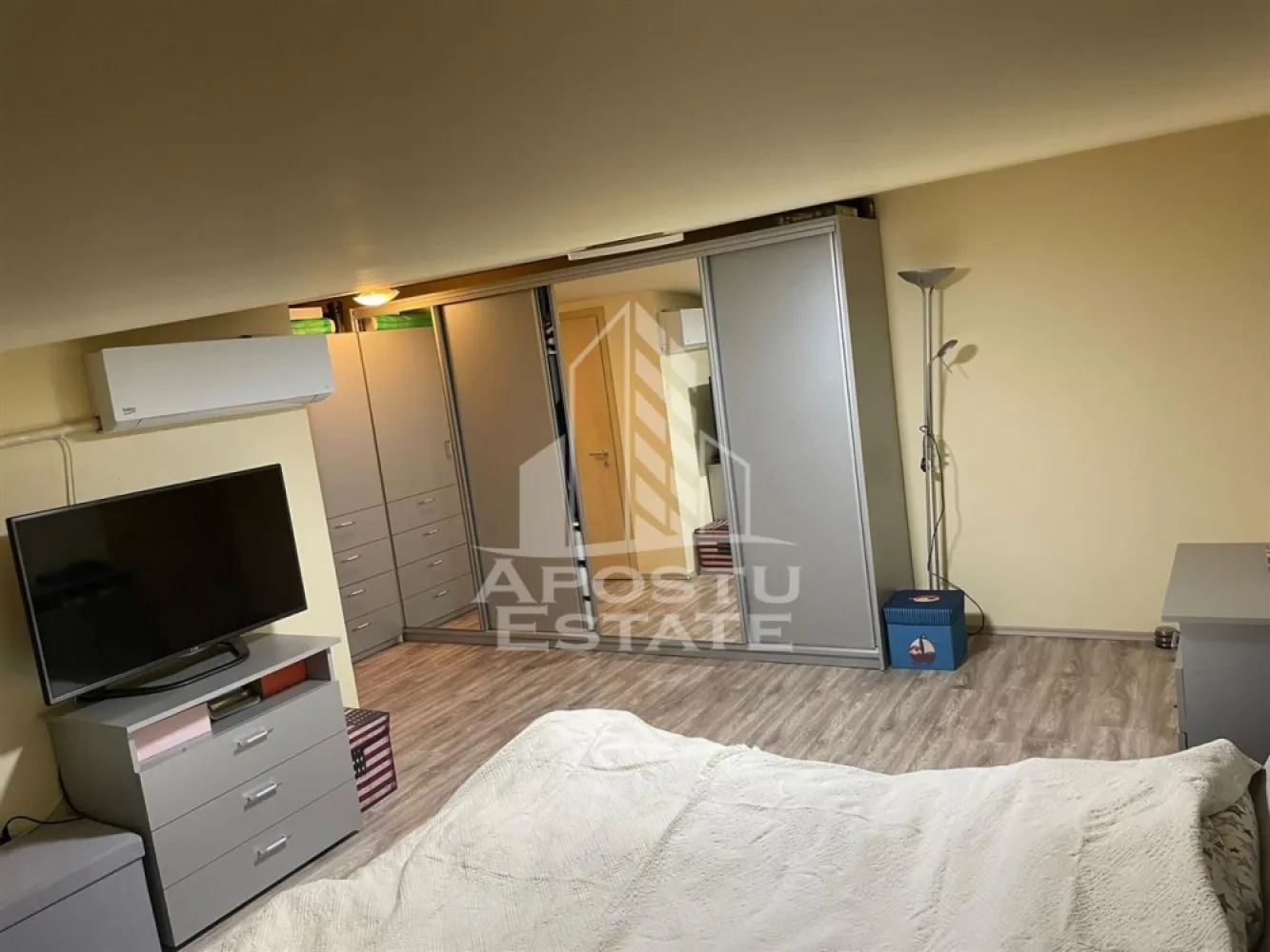 Penthouse cu 4 camere pe 2 nivele In Giroc langa scoala.