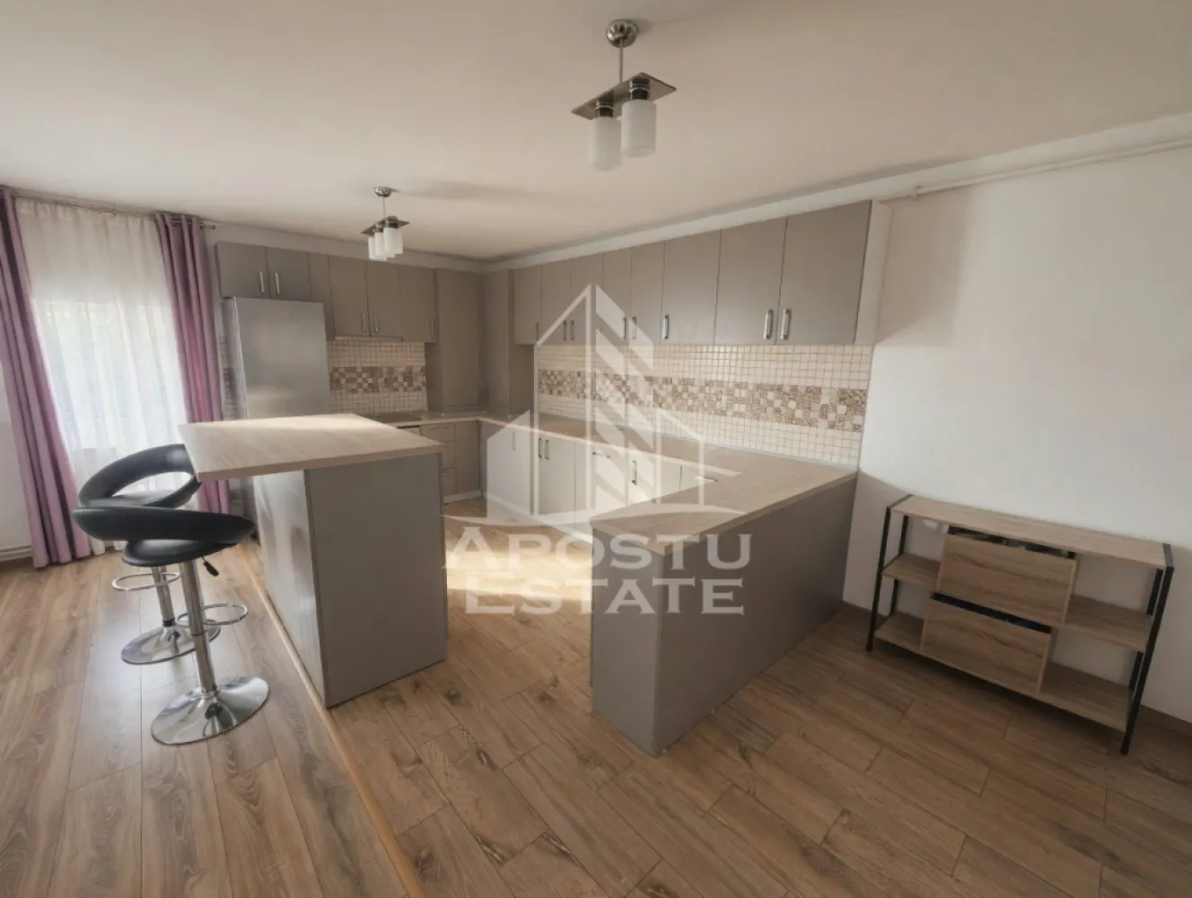 Apartament cu mansardă, 2 dormitoare, renovat, în Biled. - Apostu Estate vă propune spre vânzare un apartament cu mansardă în Biled, situat într-un bloc cu doar 10 proprietăți, într-o zonă liniștită și plăcută. Locuința are o suprafață de 102 m², dispune de 2 dormitoare, a fost renovată în anul 2021 și se vinde complet mobilată, fiind pregătită pentru mutare imediată.
Apartamentul beneficiază de bucătărie open-space, aer condiționat, centrală proprie, încălzire prin radiatoare și instalație din cupru. Imobilul este construit din cărămidă, are structură rezistentă realizată în 2015, pereți exteriori cu grosimea de 65 cm și izolație exterioară de 10 cm.
În plus, proprietatea dispune de instalație monofazică pregătită pentru trifazic, ferestre termopan, uși din lemn și nu implică plata cheltuielilor de comunitate. Prețul de vânzare este de 100.000 € negociabil.