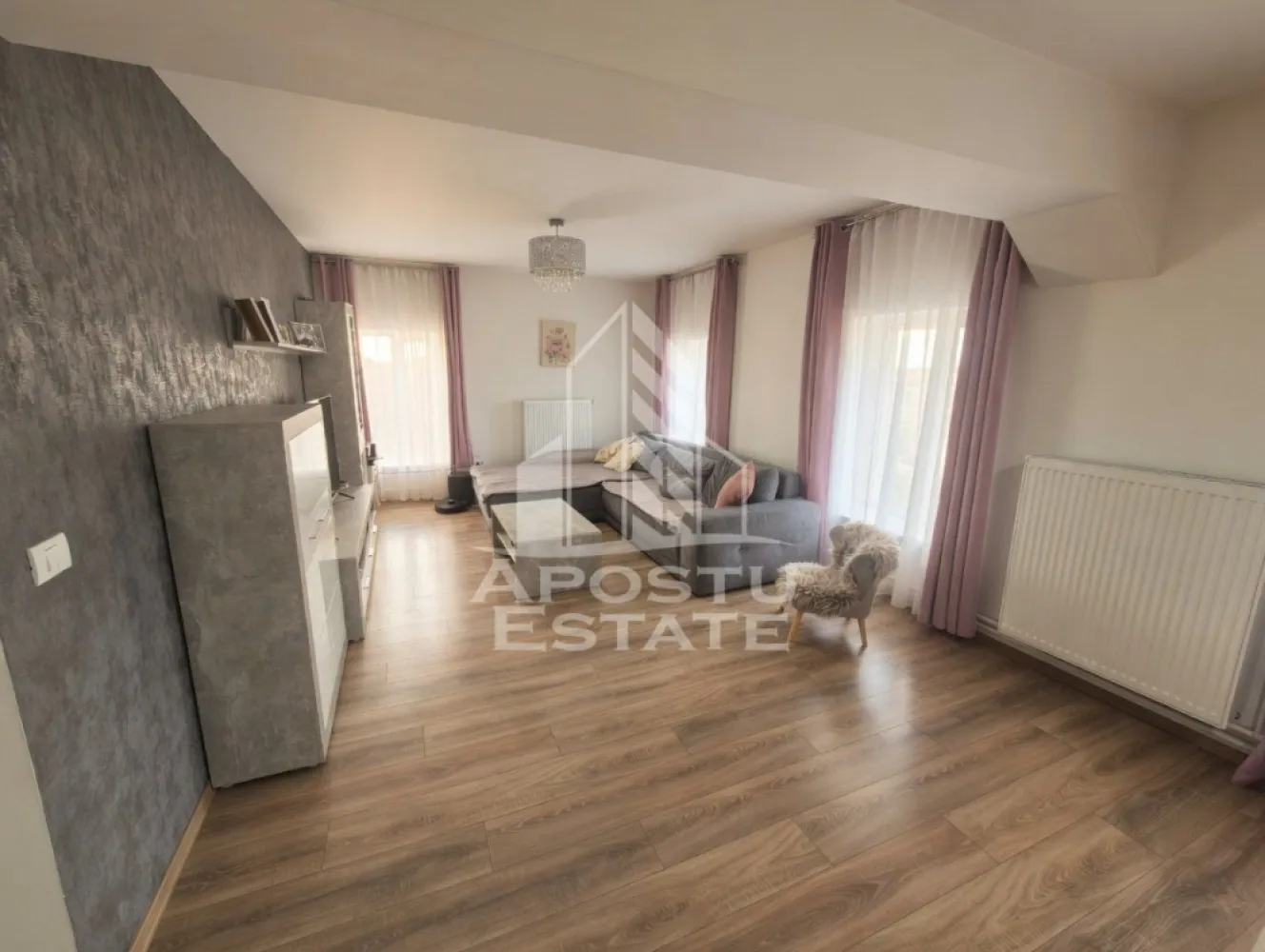 Apartament cu mansardă, 2 dormitoare, renovat, în Biled. - Apostu Estate vă propune spre vânzare un apartament cu mansardă în Biled, situat într-un bloc cu doar 10 proprietăți, într-o zonă liniștită și plăcută. Locuința are o suprafață de 102 m², dispune de 2 dormitoare, a fost renovată în anul 2021 și se vinde complet mobilată, fiind pregătită pentru mutare imediată.
Apartamentul beneficiază de bucătărie open-space, aer condiționat, centrală proprie, încălzire prin radiatoare și instalație din cupru. Imobilul este construit din cărămidă, are structură rezistentă realizată în 2015, pereți exteriori cu grosimea de 65 cm și izolație exterioară de 10 cm.
În plus, proprietatea dispune de instalație monofazică pregătită pentru trifazic, ferestre termopan, uși din lemn și nu implică plata cheltuielilor de comunitate. Prețul de vânzare este de 100.000 € negociabil.