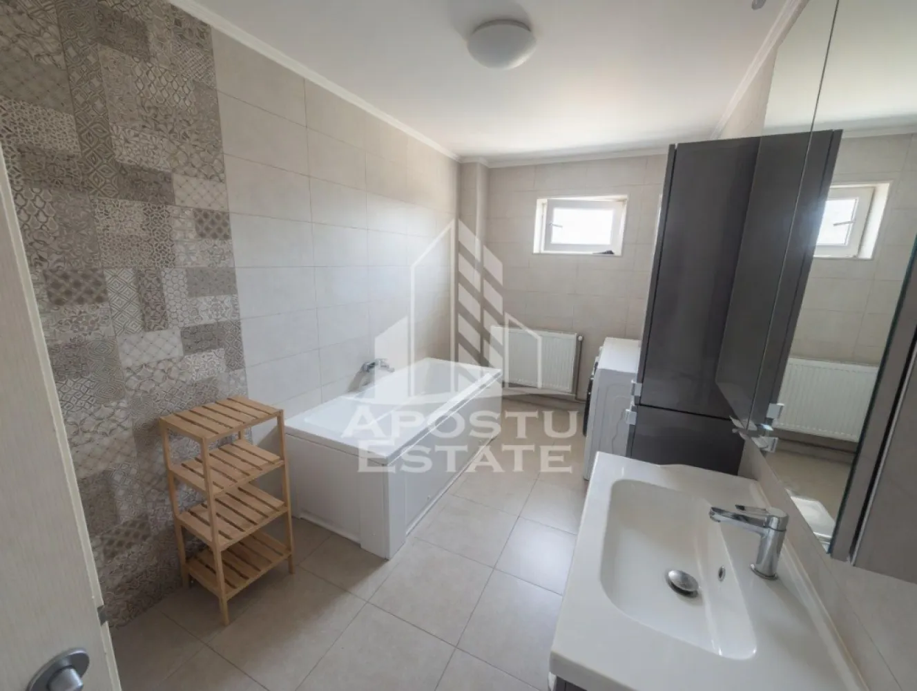 Apartament cu mansardă, 2 dormitoare, renovat, în Biled. - Apostu Estate vă propune spre vânzare un apartament cu mansardă în Biled, situat într-un bloc cu doar 10 proprietăți, într-o zonă liniștită și plăcută. Locuința are o suprafață de 102 m², dispune de 2 dormitoare, a fost renovată în anul 2021 și se vinde complet mobilată, fiind pregătită pentru mutare imediată.
Apartamentul beneficiază de bucătărie open-space, aer condiționat, centrală proprie, încălzire prin radiatoare și instalație din cupru. Imobilul este construit din cărămidă, are structură rezistentă realizată în 2015, pereți exteriori cu grosimea de 65 cm și izolație exterioară de 10 cm.
În plus, proprietatea dispune de instalație monofazică pregătită pentru trifazic, ferestre termopan, uși din lemn și nu implică plata cheltuielilor de comunitate. Prețul de vânzare este de 100.000 € negociabil.
