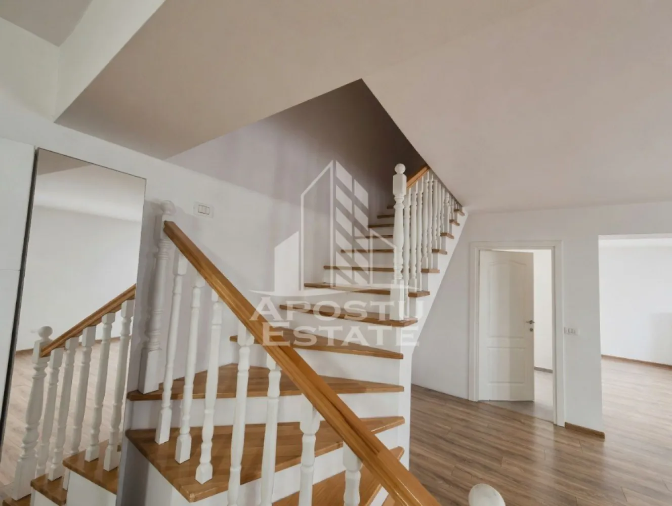 Apartament cu mansardă, 2 dormitoare, renovat, în Biled. - Apostu Estate vă propune spre vânzare un apartament cu mansardă în Biled, situat într-un bloc cu doar 10 proprietăți, într-o zonă liniștită și plăcută. Locuința are o suprafață de 102 m², dispune de 2 dormitoare, a fost renovată în anul 2021 și se vinde complet mobilată, fiind pregătită pentru mutare imediată.
Apartamentul beneficiază de bucătărie open-space, aer condiționat, centrală proprie, încălzire prin radiatoare și instalație din cupru. Imobilul este construit din cărămidă, are structură rezistentă realizată în 2015, pereți exteriori cu grosimea de 65 cm și izolație exterioară de 10 cm.
În plus, proprietatea dispune de instalație monofazică pregătită pentru trifazic, ferestre termopan, uși din lemn și nu implică plata cheltuielilor de comunitate. Prețul de vânzare este de 100.000 € negociabil.