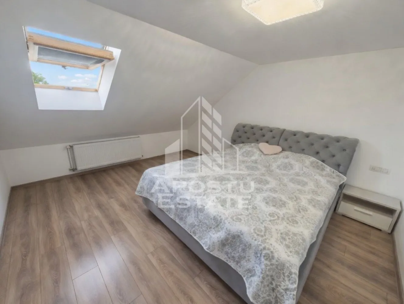 Apartament cu mansardă, 2 dormitoare, renovat, în Biled. - Apostu Estate vă propune spre vânzare un apartament cu mansardă în Biled, situat într-un bloc cu doar 10 proprietăți, într-o zonă liniștită și plăcută. Locuința are o suprafață de 102 m², dispune de 2 dormitoare, a fost renovată în anul 2021 și se vinde complet mobilată, fiind pregătită pentru mutare imediată.
Apartamentul beneficiază de bucătărie open-space, aer condiționat, centrală proprie, încălzire prin radiatoare și instalație din cupru. Imobilul este construit din cărămidă, are structură rezistentă realizată în 2015, pereți exteriori cu grosimea de 65 cm și izolație exterioară de 10 cm.
În plus, proprietatea dispune de instalație monofazică pregătită pentru trifazic, ferestre termopan, uși din lemn și nu implică plata cheltuielilor de comunitate. Prețul de vânzare este de 100.000 € negociabil.