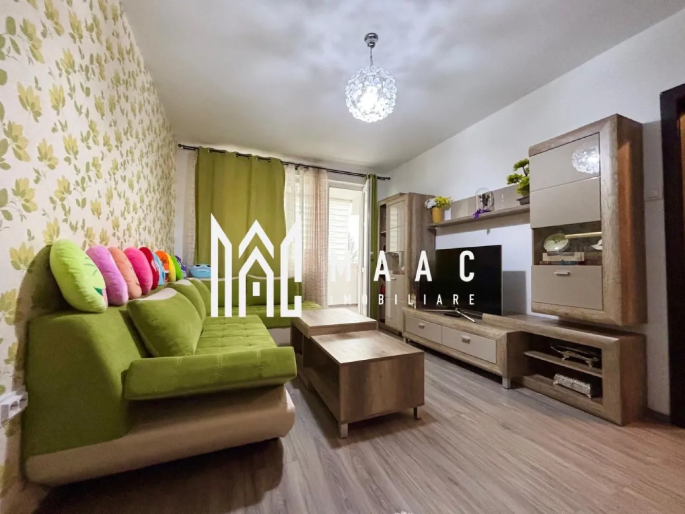 Apartament 2 camere | Balcon | Lift | Etaj 6/10 | Mihai Viteazul - Maac Imobiliare prezintă un apartament cu 2 camere, situat la etajul 6 al unui bloc de 10 etaje, pe Bulevardul Mihai Viteazul, într-o zonă liniștită și bine conectată. Imobilul este curat, întreținut și dispune de lift, oferind confortul necesar unei locuințe moderne. Apartamentul are o suprafață utilă de 47 mp, la care se adaugă un balcon generos, închis în termopan, de 7,3 mp, ideal pentru momente de relaxare sau pentru un spațiu suplimentar de depozitare. Compartimentarea a fost gândită pentru a oferi funcționalitate și confort: două holuri spațioase cu zone dedicate de depozitare, bucătărie complet mobilată și utilată, living luminos și dormitor primitor. Toată instalația electrică și sanitară a fost recent renovată, asigurând siguranță și funcționalitate pe termen lung. Apartamentul se vinde complet mobilat și utilat, fiind pregătit pentru mutare imediată. Această proprietate reprezintă o oportunitate ideală pentru cei care caută un cămin confortabil, pe Bulevardul Mihai Viteazul, aproape de toate facilitățile și mijloacele de transport. Pentru mai multe informatii specificati ca ati vazut anuntul CP2888632 }}