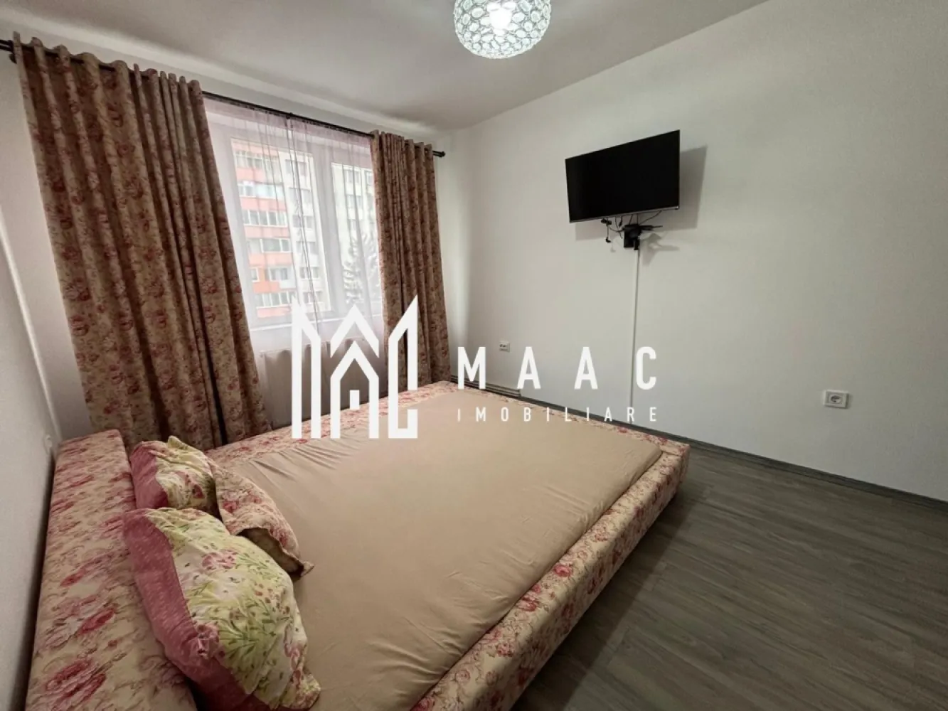 Apartament 2 camere | Balcon | Lift | Etaj 6/10 | Mihai Viteazul - Maac Imobiliare prezintă un apartament cu 2 camere, situat la etajul 6 al unui bloc de 10 etaje, pe Bulevardul Mihai Viteazul, într-o zonă liniștită și bine conectată. Imobilul este curat, întreținut și dispune de lift, oferind confortul necesar unei locuințe moderne. Apartamentul are o suprafață utilă de 47 mp, la care se adaugă un balcon generos, închis în termopan, de 7,3 mp, ideal pentru momente de relaxare sau pentru un spațiu suplimentar de depozitare. Compartimentarea a fost gândită pentru a oferi funcționalitate și confort: două holuri spațioase cu zone dedicate de depozitare, bucătărie complet mobilată și utilată, living luminos și dormitor primitor. Toată instalația electrică și sanitară a fost recent renovată, asigurând siguranță și funcționalitate pe termen lung. Apartamentul se vinde complet mobilat și utilat, fiind pregătit pentru mutare imediată. Această proprietate reprezintă o oportunitate ideală pentru cei care caută un cămin confortabil, pe Bulevardul Mihai Viteazul, aproape de toate facilitățile și mijloacele de transport. Pentru mai multe informatii specificati ca ati vazut anuntul CP2888632 }}