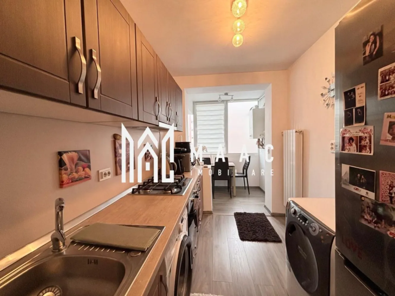 Apartament 2 camere | Balcon | Lift | Etaj 6/10 | Mihai Viteazul - Maac Imobiliare prezintă un apartament cu 2 camere, situat la etajul 6 al unui bloc de 10 etaje, pe Bulevardul Mihai Viteazul, într-o zonă liniștită și bine conectată. Imobilul este curat, întreținut și dispune de lift, oferind confortul necesar unei locuințe moderne. Apartamentul are o suprafață utilă de 47 mp, la care se adaugă un balcon generos, închis în termopan, de 7,3 mp, ideal pentru momente de relaxare sau pentru un spațiu suplimentar de depozitare. Compartimentarea a fost gândită pentru a oferi funcționalitate și confort: două holuri spațioase cu zone dedicate de depozitare, bucătărie complet mobilată și utilată, living luminos și dormitor primitor. Toată instalația electrică și sanitară a fost recent renovată, asigurând siguranță și funcționalitate pe termen lung. Apartamentul se vinde complet mobilat și utilat, fiind pregătit pentru mutare imediată. Această proprietate reprezintă o oportunitate ideală pentru cei care caută un cămin confortabil, pe Bulevardul Mihai Viteazul, aproape de toate facilitățile și mijloacele de transport. Pentru mai multe informatii specificati ca ati vazut anuntul CP2888632 }}