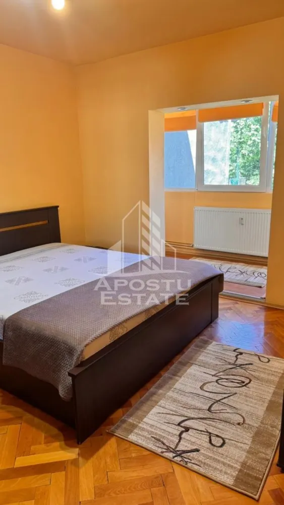 Apartament cu 3 camere , de inchiriat, Zona Bucovina, Timisoara - Agentia imobiliara APOSTU ESTATE va propune spre inchiriere un apartament cu 3 camere, spatios si luminos, situat in zona Bucovina , o zona linistita si bine pozitionata din Timisoara, potrivit pentru cupluri,familii, sau studenti care isi doresc o locuinta unde sa se simta confortabil si cu acces facil catre scoli, statii de autobuz, supermarketuri , magazine de zona, parcuri.

Suprafata utila: 75mp
Compartimentare eficienta:
-Hol de acces generos
-Bucatarie complet mobilata si utilata, cu loc de luat masa
-Living luminos si spatios
-Dormitor mobilat si utilat
-Dormitor secundar mobilat 
-Baie prevazuta cu cada
-Baie secundara de serviciu 
Confort si facilitati:
-Incalzirea apartamentului: centrala proprie 
-Apartamentul este complet mobilat si utilat de către proprietar 
Localizare:
-Timis,Timisoara, zona Bucovina – acces facil spre magazine, supermarketul Lidl, scoli, parcuri si mijloace de transport in comun.

Ideal pentru:
-Familii
-Cupluri
-Studenti
Pret chirie lunara: 500 euro ușor negociabil 
Programeaza o vizionare pentru a-ti putea imagina viitorul aici!
ID intern: CP3122012