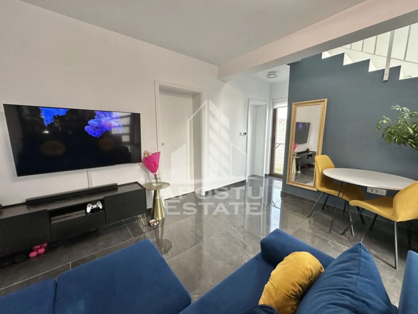 Duplex cu 3 camere si 2 bai complet mobilat si utilat in Calea Urseni. - APOSTU ESTATE va propune spre vanzare un duplex situat in Giroc - Calea Urseni.
Locatia imobilului se potriveste perfect celor ce isi doresc sa se detaseze de agitatia orasului. In apropiere sunt magazine si supermarket-uri precum Profi, Mega Image, scoala si gradinita la o distanta de 5 minute, acces facil la mijloace de transport în comun, distanta pana in statie este de aproximativ 3 minute.

Imobilul dispune de 76 mp utili, este amplasat pe un teren de 150 mp, se vinde complet mobilat si utilat, precum se observa in imagini si este compartimentat astfel:

Parter:
- hol acces.
- living.
- bucatarie inchisa.
- baie cu geam si dus.
- camera tehnica.
- terasa amenajata.

Etaj:
- hol acces
- 2 dormitoare.
- baie cu geam si cada.
- acces in pod.

Detalii tehnice:
Regim de inaltime Parter + Etaj + Pod.
- constructie realizata in anul 2023 din caramida Porotherm de 30 cm.
- izolata cu polistiren de 10cm EPS 85.
- pereti despartitori complet din caramida tencuiti mecanizat finisati cu vopsea lavabila alba.
- placa de beton peste parter izolata cu polistiren de 20 cm EPS 80.
- acoperis de tigla.
- geamuri termopan cu 3 sticle pentru izolare atat fonica cat si termica superioara foarte mari si luminoase dotate cu site si jaluzele.
- mobilier de bucatarie de calitate superioara, realizat pe comanda.
- usa acces de termopan cu geam de sticla securizata usi interioare Porta Doors.
- centrala proprie pe gaz sistem eficient de incalzire in pardoseala cu termostat ambiental separat pentru fiecare incapere.
- aparataje modulare Gewis.
- aparat pentru aer conditionat.
- terasa acoperita special amenajata cu loc pentru luat masa si relaxare.

Utilitati: curent, apa de la retea, canalizare, gaz, internet prin fibra optica, cablu Tv.
Pentru mai multe detalii nu ezitati sa ne contactati!

Acceptam orice fel de credit bancar. Oferim consultanta si solutii financiare prin colaboratorii nostri pentru a obtine cel mai avantajos credit Ipotecar sau Noua Casa.

Va asteptam cu drag la o vizionare chiar astazi!
CP2768450
