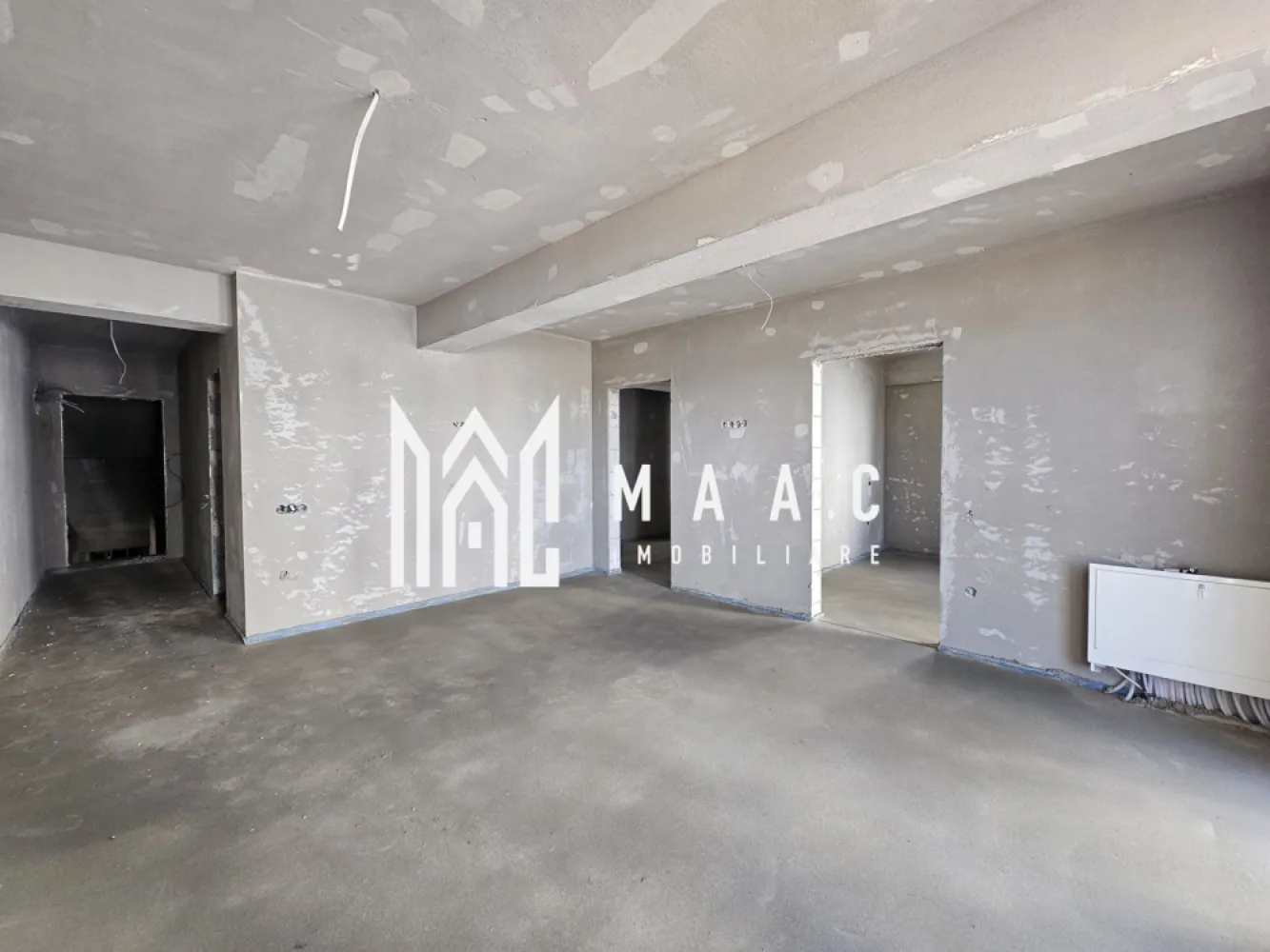 Apartament 3 camere | Etaj 1 | Parcare | Selimbar - MAAC Imobiliare vă propune spre vânzare un apartament modern cu 3 camere, situat într-un imobil nou, aflat în curs de finalizare, cu termen de predare după data de 1 iulie 2026.

Locuința are o suprafață utilă de 60,3 mp, la care se adaugă un balcon generos de 6 mp, fiind amplasată la etajul 1 al unui imobil cu regim redus de înălțime (P+2), ideal pentru cei care caută confort și intimitate.

Apartamentul se predă în mod standard la stadiul de gri, oferind viitorului proprietar posibilitatea de a-și personaliza finisajele după propriul gust. La cerere, acesta poate fi predat și la alb sau la cheie, în funcție de preferințe.

Imobilul beneficiază de materiale și soluții constructive moderne:

izolație termică exterioară;
tâmplărie PVC cu geam tripan;
eficiență energetică ridicată;
compartimentare practică și luminoasă.

În preț este inclus și un loc de parcare, un avantaj important pentru confortul de zi cu zi.

Această proprietate reprezintă o alegere excelentă atât pentru locuire, cât și pentru investiție, într-o construcție nouă, realizată conform standardelor actuale de calitate.

Pentru informații suplimentare și programarea unei vizionări, contactați echipa MAAC Imobiliare.
ID: CP3115446.