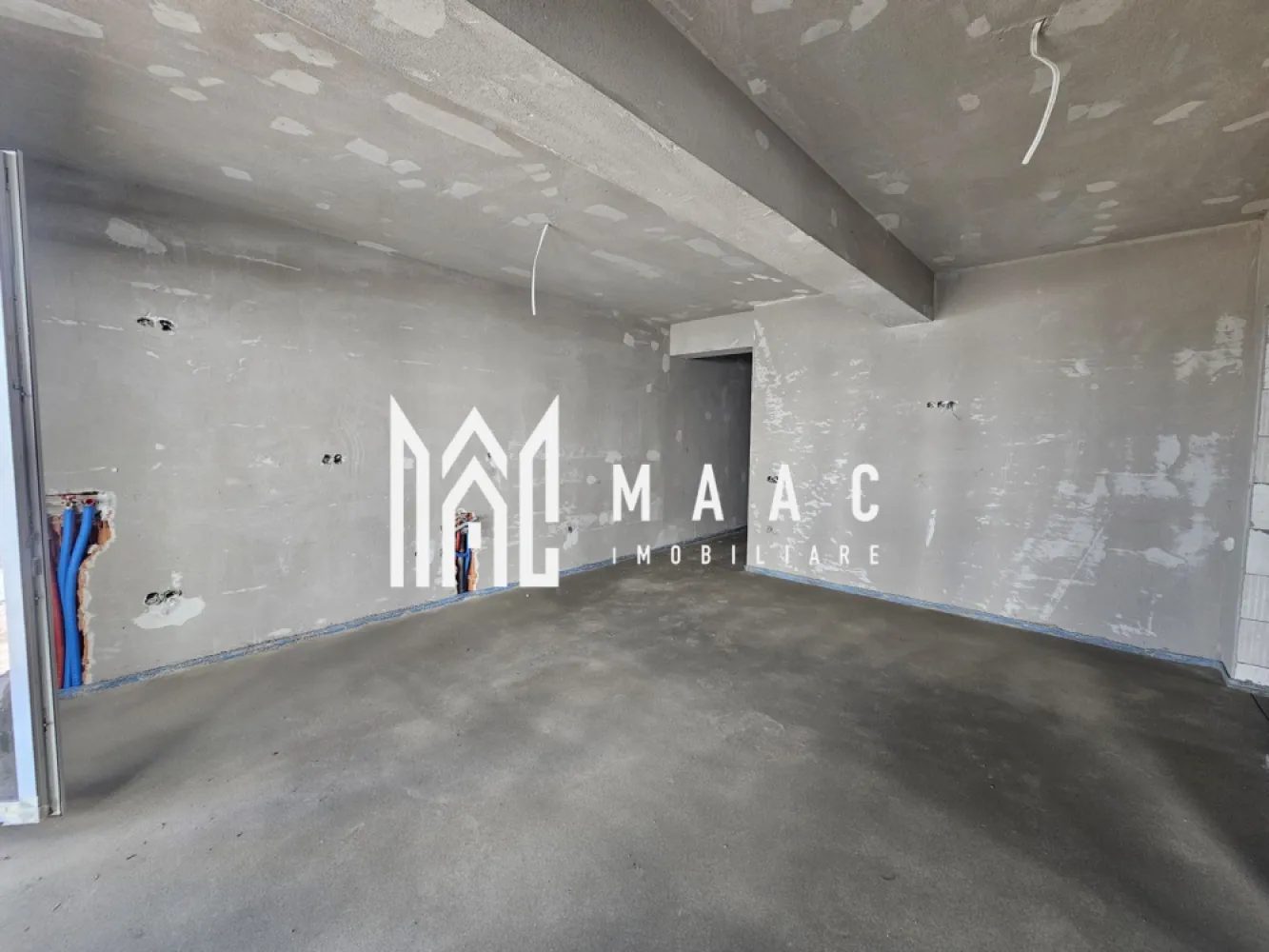 Apartament 3 camere | Etaj 1 | Parcare | Selimbar - MAAC Imobiliare vă propune spre vânzare un apartament modern cu 3 camere, situat într-un imobil nou, aflat în curs de finalizare, cu termen de predare după data de 1 iulie 2026.

Locuința are o suprafață utilă de 60,3 mp, la care se adaugă un balcon generos de 6 mp, fiind amplasată la etajul 1 al unui imobil cu regim redus de înălțime (P+2), ideal pentru cei care caută confort și intimitate.

Apartamentul se predă în mod standard la stadiul de gri, oferind viitorului proprietar posibilitatea de a-și personaliza finisajele după propriul gust. La cerere, acesta poate fi predat și la alb sau la cheie, în funcție de preferințe.

Imobilul beneficiază de materiale și soluții constructive moderne:

izolație termică exterioară;
tâmplărie PVC cu geam tripan;
eficiență energetică ridicată;
compartimentare practică și luminoasă.

În preț este inclus și un loc de parcare, un avantaj important pentru confortul de zi cu zi.

Această proprietate reprezintă o alegere excelentă atât pentru locuire, cât și pentru investiție, într-o construcție nouă, realizată conform standardelor actuale de calitate.

Pentru informații suplimentare și programarea unei vizionări, contactați echipa MAAC Imobiliare.
ID: CP3115446.