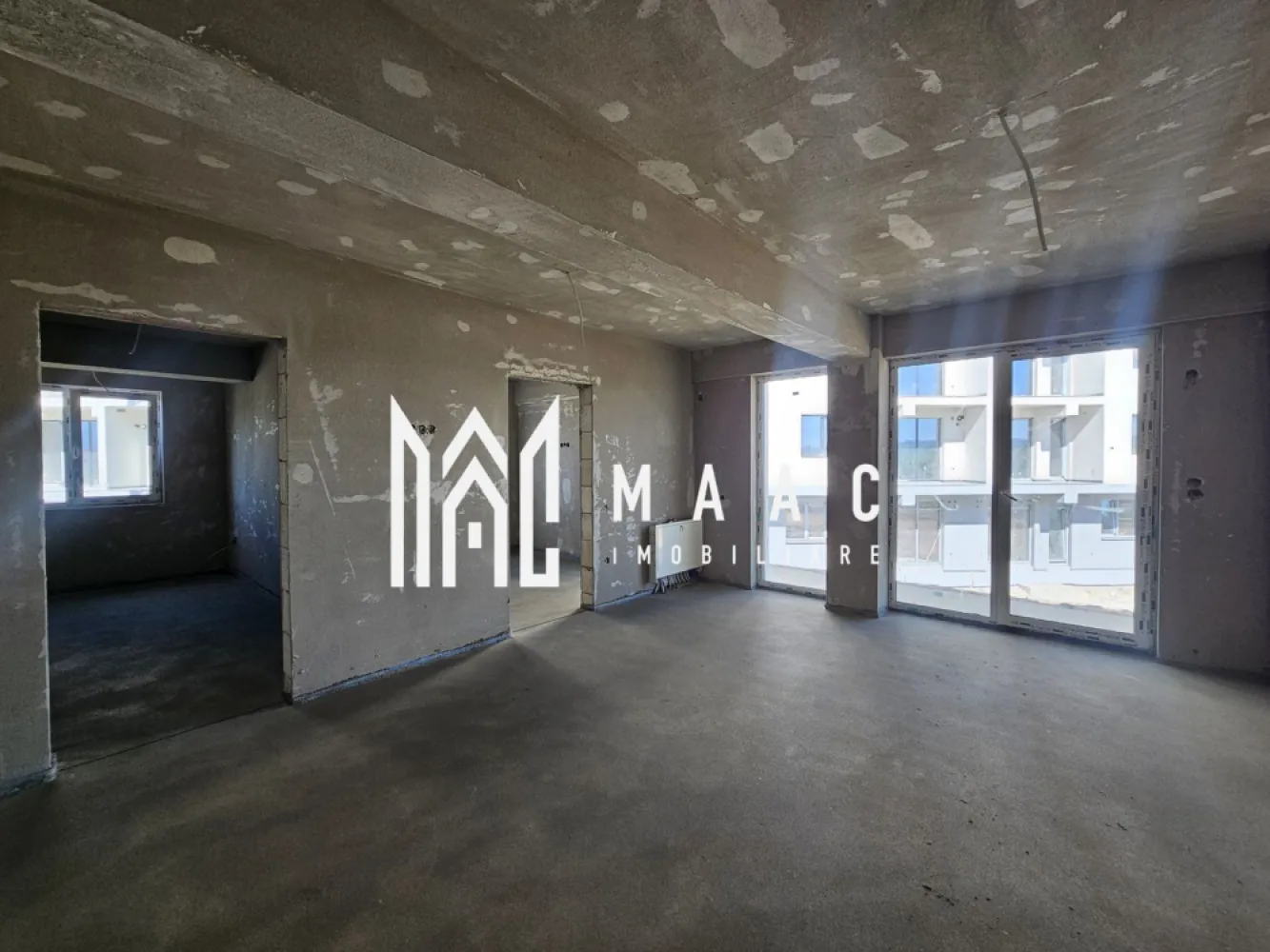 Apartament 3 camere | Etaj 1 | Parcare | Selimbar - MAAC Imobiliare vă propune spre vânzare un apartament modern cu 3 camere, situat într-un imobil nou, aflat în curs de finalizare, cu termen de predare după data de 1 iulie 2026.

Locuința are o suprafață utilă de 60,3 mp, la care se adaugă un balcon generos de 6 mp, fiind amplasată la etajul 1 al unui imobil cu regim redus de înălțime (P+2), ideal pentru cei care caută confort și intimitate.

Apartamentul se predă în mod standard la stadiul de gri, oferind viitorului proprietar posibilitatea de a-și personaliza finisajele după propriul gust. La cerere, acesta poate fi predat și la alb sau la cheie, în funcție de preferințe.

Imobilul beneficiază de materiale și soluții constructive moderne:

izolație termică exterioară;
tâmplărie PVC cu geam tripan;
eficiență energetică ridicată;
compartimentare practică și luminoasă.

În preț este inclus și un loc de parcare, un avantaj important pentru confortul de zi cu zi.

Această proprietate reprezintă o alegere excelentă atât pentru locuire, cât și pentru investiție, într-o construcție nouă, realizată conform standardelor actuale de calitate.

Pentru informații suplimentare și programarea unei vizionări, contactați echipa MAAC Imobiliare.
ID: CP3115446.