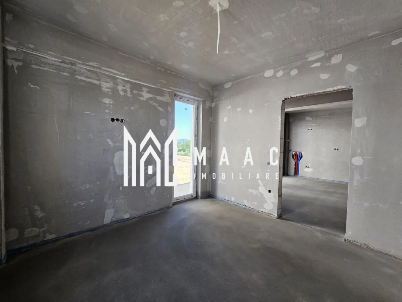 Apartament 3 camere | Etaj 1 | Parcare | Selimbar - MAAC Imobiliare vă propune spre vânzare un apartament modern cu 3 camere, situat într-un imobil nou, aflat în curs de finalizare, cu termen de predare după data de 1 iulie 2026.

Locuința are o suprafață utilă de 60,3 mp, la care se adaugă un balcon generos de 6 mp, fiind amplasată la etajul 1 al unui imobil cu regim redus de înălțime (P+2), ideal pentru cei care caută confort și intimitate.

Apartamentul se predă în mod standard la stadiul de gri, oferind viitorului proprietar posibilitatea de a-și personaliza finisajele după propriul gust. La cerere, acesta poate fi predat și la alb sau la cheie, în funcție de preferințe.

Imobilul beneficiază de materiale și soluții constructive moderne:

izolație termică exterioară;
tâmplărie PVC cu geam tripan;
eficiență energetică ridicată;
compartimentare practică și luminoasă.

În preț este inclus și un loc de parcare, un avantaj important pentru confortul de zi cu zi.

Această proprietate reprezintă o alegere excelentă atât pentru locuire, cât și pentru investiție, într-o construcție nouă, realizată conform standardelor actuale de calitate.

Pentru informații suplimentare și programarea unei vizionări, contactați echipa MAAC Imobiliare.
ID: CP3115446.