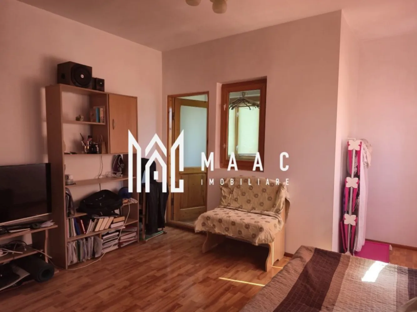 Apartament 2 camere | 52 mpu | Mansarda | - MAAC Imobiliare vă propune spre vânzare un apartament cu 2 camere, situat ultracentral, în zona Regina Maria din Râmnicu Vâlcea, una dintre cele mai apreciate și căutate zone ale orașului. Proprietatea este amplasată la etajul 5 din 5 și reprezintă o alegere excelentă atât pentru locuit, cât și pentru investiție.
Apartamentul este renovat, foarte bine întreținut și se vinde complet mobilat și utilat, fiind pregătit pentru mutare imediată.
Caracteristici:
Apartament cu 2 camere
Zonă centrală – Regina Maria
Etaj 5 din 5
Complet mobilat și utilat
Renovat
Foarte bine întreținut
Ideal pentru locuit sau investiție
Compartimentare:
Living luminos
Dormitor
Bucătărie
Baie
Hol
Dotări:
Centrală termică proprie
Aer condiționat
Mobilier inclus
Electrocasnice incluse
Finisaje îngrijite
Spații bine organizate
Avantaje:
Poziționare ultracentrală
Acces rapid către magazine, restaurante și cafenele
Aproape de școli, farmacii și mijloace de transport
Ideal pentru mutare imediată
Potrivit pentru închiriere sau locuință personală
Zonă foarte apreciată
Pentru mai multe informații și programarea unei vizionări, echipa MAAC Imobiliare vă stă la dispoziție.ID 3121566