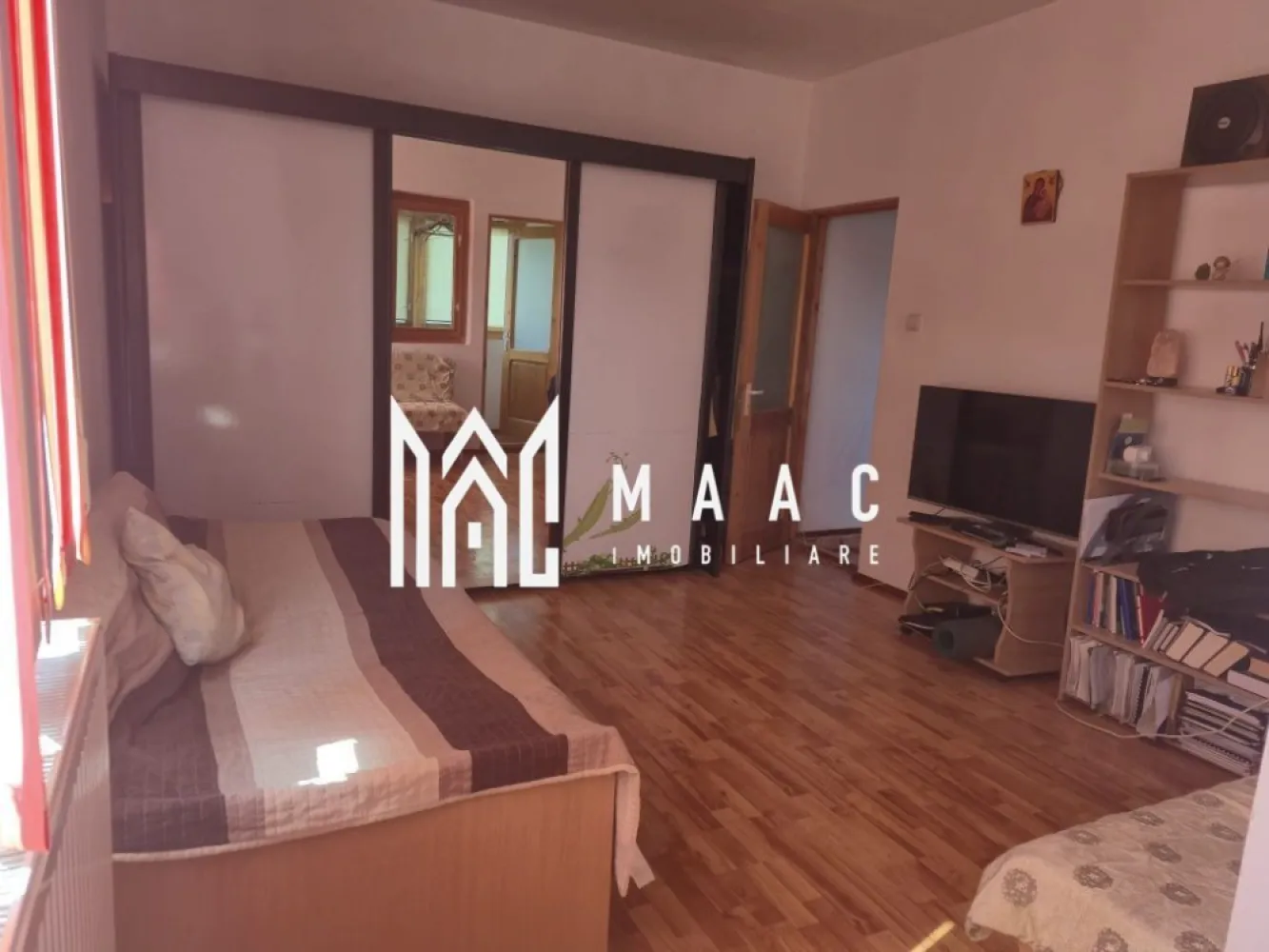 Apartament 2 camere | 52 mpu | Mansarda | - MAAC Imobiliare vă propune spre vânzare un apartament cu 2 camere, situat ultracentral, în zona Regina Maria din Râmnicu Vâlcea, una dintre cele mai apreciate și căutate zone ale orașului. Proprietatea este amplasată la etajul 5 din 5 și reprezintă o alegere excelentă atât pentru locuit, cât și pentru investiție.
Apartamentul este renovat, foarte bine întreținut și se vinde complet mobilat și utilat, fiind pregătit pentru mutare imediată.
Caracteristici:
Apartament cu 2 camere
Zonă centrală – Regina Maria
Etaj 5 din 5
Complet mobilat și utilat
Renovat
Foarte bine întreținut
Ideal pentru locuit sau investiție
Compartimentare:
Living luminos
Dormitor
Bucătărie
Baie
Hol
Dotări:
Centrală termică proprie
Aer condiționat
Mobilier inclus
Electrocasnice incluse
Finisaje îngrijite
Spații bine organizate
Avantaje:
Poziționare ultracentrală
Acces rapid către magazine, restaurante și cafenele
Aproape de școli, farmacii și mijloace de transport
Ideal pentru mutare imediată
Potrivit pentru închiriere sau locuință personală
Zonă foarte apreciată
Pentru mai multe informații și programarea unei vizionări, echipa MAAC Imobiliare vă stă la dispoziție.ID 3121566