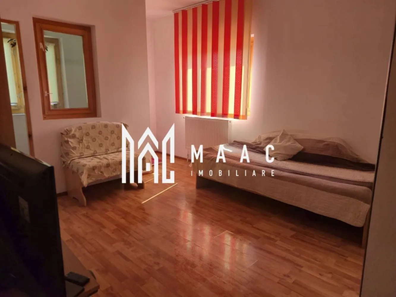 Apartament 2 camere | 52 mpu | Mansarda | - MAAC Imobiliare vă propune spre vânzare un apartament cu 2 camere, situat ultracentral, în zona Regina Maria din Râmnicu Vâlcea, una dintre cele mai apreciate și căutate zone ale orașului. Proprietatea este amplasată la etajul 5 din 5 și reprezintă o alegere excelentă atât pentru locuit, cât și pentru investiție.
Apartamentul este renovat, foarte bine întreținut și se vinde complet mobilat și utilat, fiind pregătit pentru mutare imediată.
Caracteristici:
Apartament cu 2 camere
Zonă centrală – Regina Maria
Etaj 5 din 5
Complet mobilat și utilat
Renovat
Foarte bine întreținut
Ideal pentru locuit sau investiție
Compartimentare:
Living luminos
Dormitor
Bucătărie
Baie
Hol
Dotări:
Centrală termică proprie
Aer condiționat
Mobilier inclus
Electrocasnice incluse
Finisaje îngrijite
Spații bine organizate
Avantaje:
Poziționare ultracentrală
Acces rapid către magazine, restaurante și cafenele
Aproape de școli, farmacii și mijloace de transport
Ideal pentru mutare imediată
Potrivit pentru închiriere sau locuință personală
Zonă foarte apreciată
Pentru mai multe informații și programarea unei vizionări, echipa MAAC Imobiliare vă stă la dispoziție.ID 3121566