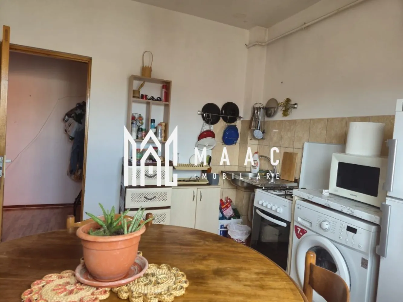 Apartament 2 camere | 52 mpu | Mansarda | - MAAC Imobiliare vă propune spre vânzare un apartament cu 2 camere, situat ultracentral, în zona Regina Maria din Râmnicu Vâlcea, una dintre cele mai apreciate și căutate zone ale orașului. Proprietatea este amplasată la etajul 5 din 5 și reprezintă o alegere excelentă atât pentru locuit, cât și pentru investiție.
Apartamentul este renovat, foarte bine întreținut și se vinde complet mobilat și utilat, fiind pregătit pentru mutare imediată.
Caracteristici:
Apartament cu 2 camere
Zonă centrală – Regina Maria
Etaj 5 din 5
Complet mobilat și utilat
Renovat
Foarte bine întreținut
Ideal pentru locuit sau investiție
Compartimentare:
Living luminos
Dormitor
Bucătărie
Baie
Hol
Dotări:
Centrală termică proprie
Aer condiționat
Mobilier inclus
Electrocasnice incluse
Finisaje îngrijite
Spații bine organizate
Avantaje:
Poziționare ultracentrală
Acces rapid către magazine, restaurante și cafenele
Aproape de școli, farmacii și mijloace de transport
Ideal pentru mutare imediată
Potrivit pentru închiriere sau locuință personală
Zonă foarte apreciată
Pentru mai multe informații și programarea unei vizionări, echipa MAAC Imobiliare vă stă la dispoziție.ID 3121566