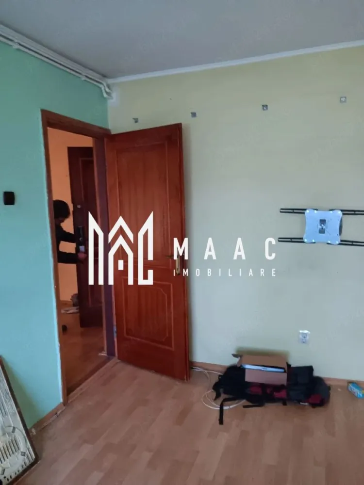 Apartament 2 camere | Ostroveni | 53 mpu | - MAAC Imobiliare vă propune spre vânzare un apartament cu 2 camere, situat în cartierul Ostroveni din Râmnicu Vâlcea, într-o zonă foarte liniștită și apreciată pentru accesibilitate și proximitatea față de principalele puncte de interes. Proprietatea este amplasată la etajul 4 al unui bloc mansardat și reprezintă o alegere excelentă atât pentru locuit, cât și pentru investiție.
Apartamentul beneficiază de o compartimentare practică, spații bine optimizate și costuri reduse de întreținere, fiind ideal pentru un cuplu sau o familie.
Caracteristici:
Apartament cu 2 camere
Situat în Ostroveni
Etaj 4 în bloc mansardat
Suprafață totală de 51,90 mp
Apartament călduros și eficient termic
Ideal pentru locuit sau investiție
Zonă liniștită, cu vedere către curtea interioară
Compartimentare:
2 camere
Hol mare transformat în living
Hol secundar utilizat pentru depozitare
Baie recent renovată
Balcon transformat în bucătărie
Compartimentare practică și funcțională
Dotări și beneficii:
Baie renovată recent
Calorifere prevăzute cu repartitoare
Costuri foarte mici de întreținere
Posibilitate utilizare boxă la parterul blocului
Spații bine organizate și luminoase
Avantaje:
Aproape de Piața Ostroveni
În imediata apropiere de:
Grădinița Ostroveni nr. 1
Școala Generală nr. 9
Magazine și mijloace de transport
Zonă foarte liniștită
Ideal pentru familie sau închiriere
Mutare imediată
Această proprietate oferă un raport excelent între poziționare, confort și funcționalitate, într-una dintre cele mai căutate zone din Ostroveni.
Pentru mai multe informații și programarea unei vizionări, echipa MAAC Imobiliare vă stă la dispoziție.
ID 3121676