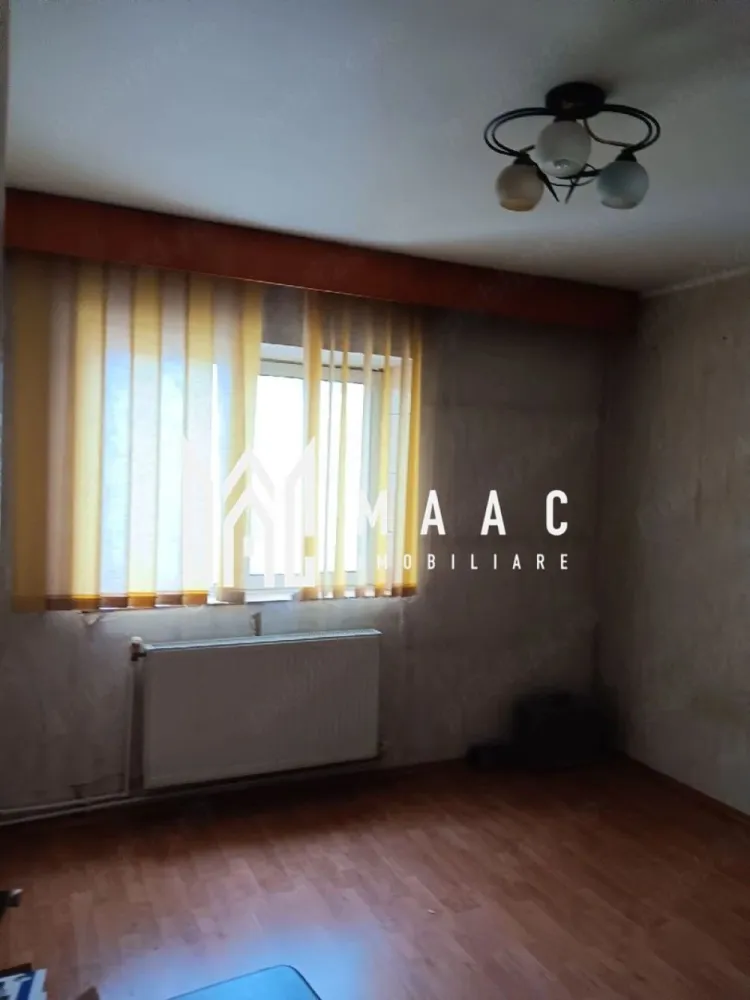 Apartament 2 camere | Ostroveni | 53 mpu | - MAAC Imobiliare vă propune spre vânzare un apartament cu 2 camere, situat în cartierul Ostroveni din Râmnicu Vâlcea, într-o zonă foarte liniștită și apreciată pentru accesibilitate și proximitatea față de principalele puncte de interes. Proprietatea este amplasată la etajul 4 al unui bloc mansardat și reprezintă o alegere excelentă atât pentru locuit, cât și pentru investiție.
Apartamentul beneficiază de o compartimentare practică, spații bine optimizate și costuri reduse de întreținere, fiind ideal pentru un cuplu sau o familie.
Caracteristici:
Apartament cu 2 camere
Situat în Ostroveni
Etaj 4 în bloc mansardat
Suprafață totală de 51,90 mp
Apartament călduros și eficient termic
Ideal pentru locuit sau investiție
Zonă liniștită, cu vedere către curtea interioară
Compartimentare:
2 camere
Hol mare transformat în living
Hol secundar utilizat pentru depozitare
Baie recent renovată
Balcon transformat în bucătărie
Compartimentare practică și funcțională
Dotări și beneficii:
Baie renovată recent
Calorifere prevăzute cu repartitoare
Costuri foarte mici de întreținere
Posibilitate utilizare boxă la parterul blocului
Spații bine organizate și luminoase
Avantaje:
Aproape de Piața Ostroveni
În imediata apropiere de:
Grădinița Ostroveni nr. 1
Școala Generală nr. 9
Magazine și mijloace de transport
Zonă foarte liniștită
Ideal pentru familie sau închiriere
Mutare imediată
Această proprietate oferă un raport excelent între poziționare, confort și funcționalitate, într-una dintre cele mai căutate zone din Ostroveni.
Pentru mai multe informații și programarea unei vizionări, echipa MAAC Imobiliare vă stă la dispoziție.
ID 3121676