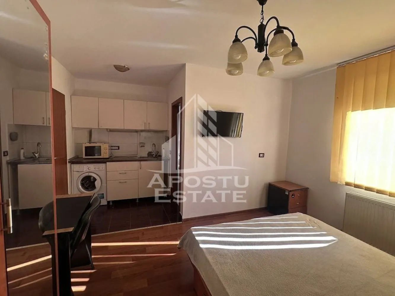 Apartament cu 1 camera , de inchiriat , Zona Take Ionescu ,Timișoara - Agentia imobiliara APOSTU ESTATE va propune spre inchiriere o garsoniera luminoasă , situata in zona Take Ionescu , o zona linistita si bine pozitionata din Timisoara, potrivit pentru cupluri ,persoane singure , sau studenti care isi doresc o locuinta unde sa se simta confortabil si cu acces facil catre scoli, statii de autobuz, supermarketuri , magazine de zona, parcuri.

Suprafata utila: 22 mp
Compartimentare eficienta:
-Bucatarie complet mobilata si utilata, cu loc de luat masa
-Dormitor mobilat si utilat
-Baie prevazuta cu dus 
Confort si facilitati:
-Incalzirea apartamentului: centrala proprie cu încălzire in pardoseala 
-Apartamentul este complet mobilat si utilat
-Se accepta animale de companie de catre proprietar - de talie mica 
Localizare:
-Timis,Timisoara, zona Take Ionescu -Simion Barnutiu,acces facil spre magazine, supermarketul Lidl, scoli, parcuri si mijloace de transport in comun.

Ideal pentru:
-Cupluri
-Studenti
Pret chirie lunara: 270 euro 
Programeaza o vizionare pentru a-ti putea imagina viitorul aici!
ID intern: CP3121972