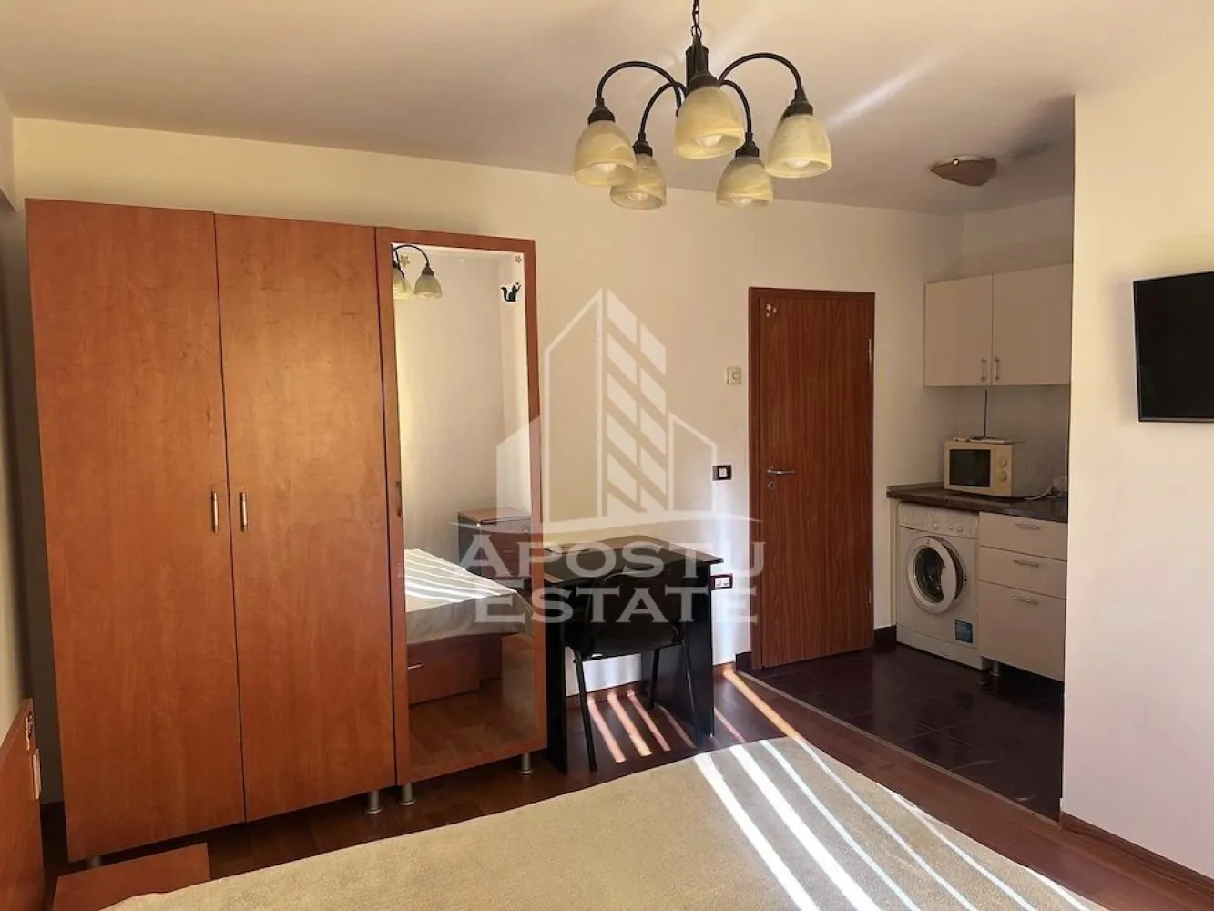 Apartament cu 1 camera , de inchiriat , Zona Take Ionescu ,Timișoara - Agentia imobiliara APOSTU ESTATE va propune spre inchiriere o garsoniera luminoasă , situata in zona Take Ionescu , o zona linistita si bine pozitionata din Timisoara, potrivit pentru cupluri ,persoane singure , sau studenti care isi doresc o locuinta unde sa se simta confortabil si cu acces facil catre scoli, statii de autobuz, supermarketuri , magazine de zona, parcuri.

Suprafata utila: 22 mp
Compartimentare eficienta:
-Bucatarie complet mobilata si utilata, cu loc de luat masa
-Dormitor mobilat si utilat
-Baie prevazuta cu dus 
Confort si facilitati:
-Incalzirea apartamentului: centrala proprie cu încălzire in pardoseala 
-Apartamentul este complet mobilat si utilat
-Se accepta animale de companie de catre proprietar - de talie mica 
Localizare:
-Timis,Timisoara, zona Take Ionescu -Simion Barnutiu,acces facil spre magazine, supermarketul Lidl, scoli, parcuri si mijloace de transport in comun.

Ideal pentru:
-Cupluri
-Studenti
Pret chirie lunara: 270 euro 
Programeaza o vizionare pentru a-ti putea imagina viitorul aici!
ID intern: CP3121972