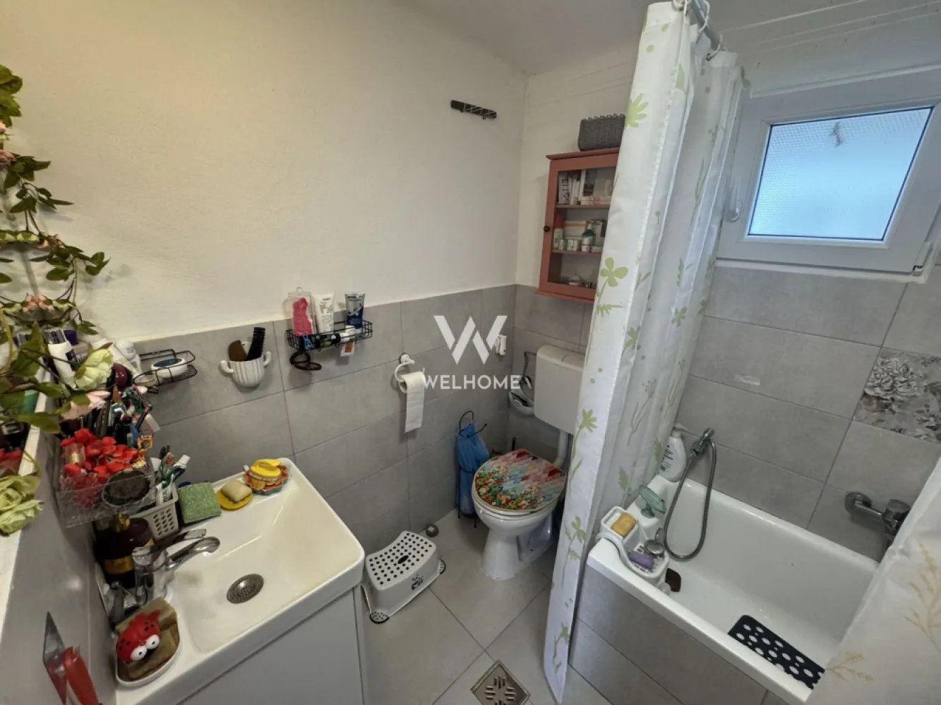 Casa individuala in Arpasu de Sus, teren mare, partial renovata - Casă individuală de vânzare în Arpașu de Sus – priveliște superbă spre munți, curte mare și acces facil către Sibiu și Transfăgărășan

Agentia Imobiliară Welhome oferă spre vânzare o casă individuală, intabulată, situată în localitatea Arpașu de Sus, într-o zonă liniștită, cu aer curat și o priveliște spectaculoasă către munți.

Proprietatea este ideală atât pentru locuit permanent, cât și ca locuință de vacanță, datorită poziționării excelente și accesului rapid către Sibiu și zona Transfăgărășanului.

Avantaje:
priveliște deosebită spre munți
teren generos de 868 mp
acces auto în curte
zonă liniștită și aer curat
pivniță mare și pod
frigider și mașină de spălat incluse
posibilitate de extindere sau amenajare suplimentară
șură solidă, cu placă de beton turnată
acces facil către Sibiu și Transfăgărășan

Casa are o suprafață utilă de aproximativ 70 mp și este amplasată pe un teren de 868 mp, beneficiind de o curte mare și bine organizată.

În plus, proprietatea dispune de o șură spațioasă, unde a fost deja turnată placă de beton și amenajată parțial o bucătărie de vară, momentan nefinalizată – un spațiu ideal pentru extindere, amenajare de zonă de relaxare sau atelier.

Compartimentare:
2 camere
2 băi complet renovate
bucătărie
cămară
pivniță mare și curată
pod
Dotări și îmbunătățiri:
geamuri termopan
sistem de aer condiționat
centrală pe gaz
sobe funcționale
două băi noi

Casa a fost parțial renovată de actualul proprietar și oferă multiple posibilități de personalizare și amenajare după propriul gust.

Localizare:
În localitate există magazine și facilități de bază, iar accesul către proprietate se realizează ușor, pe drum accesibil în orice anotimp.
O proprietate potrivită pentru cei care își doresc liniște, natură și o priveliște superbă către munți.