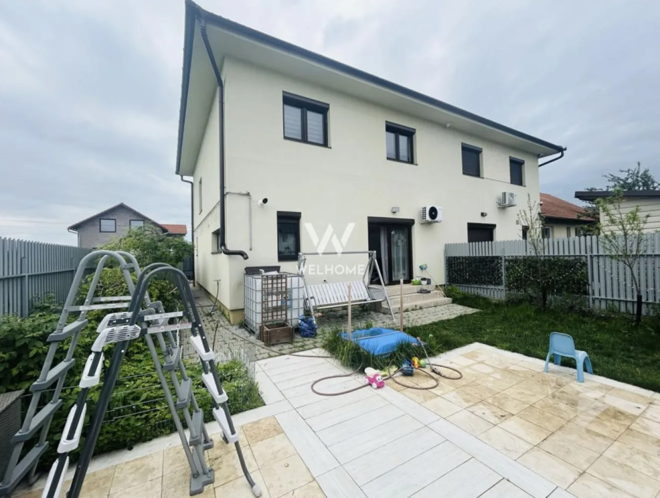 Casa de vanzare in Cristian - duplex - 125 mp utili + teren de 250 mp - Casă modernă de vânzare în Cristian – 5 camere, 125 mp utili, curte proprie – parțial mobilată

New Concept Living vă propune spre vânzare o casă modernă și spațioasă, situată în Cristian, într-o zonă liniștită și apreciată de familiile care își doresc confort, intimitate și acces rapid către Sibiu.

Locuința are o suprafață utilă de 125 mp și beneficiază de o curte proprie generoasă, ideală pentru relaxare, petrecerea timpului în aer liber, loc de joacă pentru copii sau amenajarea unei grădini. Casa este foarte bine compartimentată și oferă spațiu suficient pentru întreaga familie.

Compartimentare:

living luminos și primitor
bucătărie modernă cu zonă de dining
4 dormitoare
2 băi
cămară amenajată sub scară
pod spațios pentru depozitare

Proprietatea este amenajată modern, cu finisaje atent alese și un ambient cald și confortabil. Se vinde parțial mobilată și este pregătită pentru mutare imediată.

Dotări și beneficii:

încălzire în pardoseală
centrală termică Vaillant
termostate Bosch
sistem smart home
aer condiționat Bosch
bucătărie complet echipată cu electrocasnice Bosch
camere luminoase și spațioase
multiple spații de depozitare
curte proprie
pod mare pentru depozitare

Localizare:
Casa este amplasată în Cristian, una dintre cele mai căutate localități din apropierea Sibiului, recunoscută pentru atmosfera liniștită, aerul curat și comunitatea frumoasă de familii tinere. Zona oferă acces rapid către oraș și reprezintă alegerea ideală pentru cei care își doresc confortul unei case moderne, departe de agitația urbană.