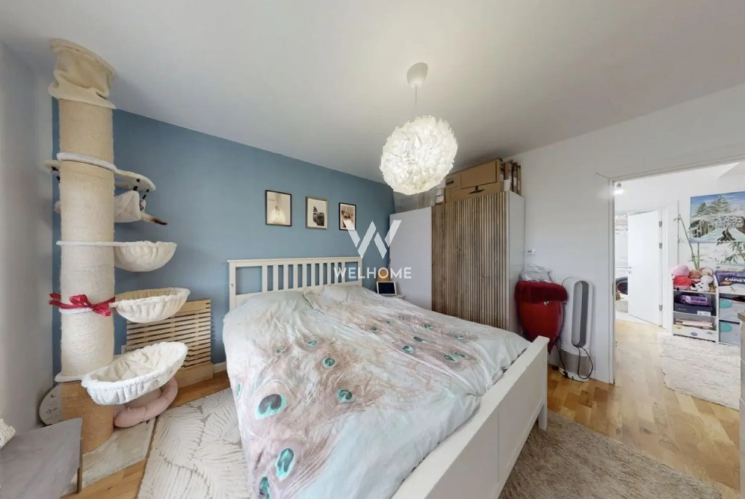 Casa de vanzare in Cristian - duplex - 125 mp utili + teren de 250 mp - Casă modernă de vânzare în Cristian – 5 camere, 125 mp utili, curte proprie – parțial mobilată

New Concept Living vă propune spre vânzare o casă modernă și spațioasă, situată în Cristian, într-o zonă liniștită și apreciată de familiile care își doresc confort, intimitate și acces rapid către Sibiu.

Locuința are o suprafață utilă de 125 mp și beneficiază de o curte proprie generoasă, ideală pentru relaxare, petrecerea timpului în aer liber, loc de joacă pentru copii sau amenajarea unei grădini. Casa este foarte bine compartimentată și oferă spațiu suficient pentru întreaga familie.

Compartimentare:

living luminos și primitor
bucătărie modernă cu zonă de dining
4 dormitoare
2 băi
cămară amenajată sub scară
pod spațios pentru depozitare

Proprietatea este amenajată modern, cu finisaje atent alese și un ambient cald și confortabil. Se vinde parțial mobilată și este pregătită pentru mutare imediată.

Dotări și beneficii:

încălzire în pardoseală
centrală termică Vaillant
termostate Bosch
sistem smart home
aer condiționat Bosch
bucătărie complet echipată cu electrocasnice Bosch
camere luminoase și spațioase
multiple spații de depozitare
curte proprie
pod mare pentru depozitare

Localizare:
Casa este amplasată în Cristian, una dintre cele mai căutate localități din apropierea Sibiului, recunoscută pentru atmosfera liniștită, aerul curat și comunitatea frumoasă de familii tinere. Zona oferă acces rapid către oraș și reprezintă alegerea ideală pentru cei care își doresc confortul unei case moderne, departe de agitația urbană.