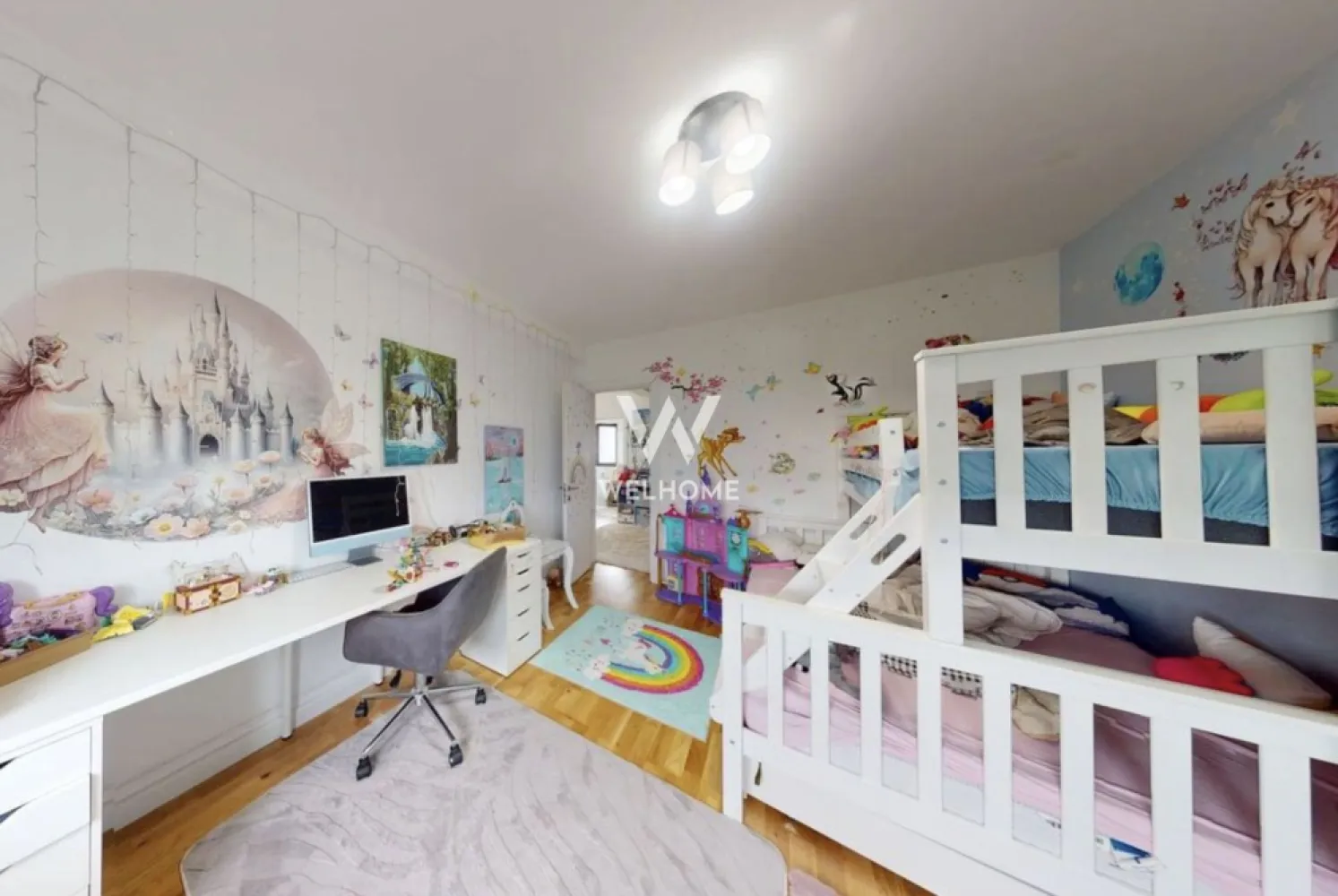 Casa de vanzare in Cristian - duplex - 125 mp utili + teren de 250 mp - Casă modernă de vânzare în Cristian – 5 camere, 125 mp utili, curte proprie – parțial mobilată

New Concept Living vă propune spre vânzare o casă modernă și spațioasă, situată în Cristian, într-o zonă liniștită și apreciată de familiile care își doresc confort, intimitate și acces rapid către Sibiu.

Locuința are o suprafață utilă de 125 mp și beneficiază de o curte proprie generoasă, ideală pentru relaxare, petrecerea timpului în aer liber, loc de joacă pentru copii sau amenajarea unei grădini. Casa este foarte bine compartimentată și oferă spațiu suficient pentru întreaga familie.

Compartimentare:

living luminos și primitor
bucătărie modernă cu zonă de dining
4 dormitoare
2 băi
cămară amenajată sub scară
pod spațios pentru depozitare

Proprietatea este amenajată modern, cu finisaje atent alese și un ambient cald și confortabil. Se vinde parțial mobilată și este pregătită pentru mutare imediată.

Dotări și beneficii:

încălzire în pardoseală
centrală termică Vaillant
termostate Bosch
sistem smart home
aer condiționat Bosch
bucătărie complet echipată cu electrocasnice Bosch
camere luminoase și spațioase
multiple spații de depozitare
curte proprie
pod mare pentru depozitare

Localizare:
Casa este amplasată în Cristian, una dintre cele mai căutate localități din apropierea Sibiului, recunoscută pentru atmosfera liniștită, aerul curat și comunitatea frumoasă de familii tinere. Zona oferă acces rapid către oraș și reprezintă alegerea ideală pentru cei care își doresc confortul unei case moderne, departe de agitația urbană.