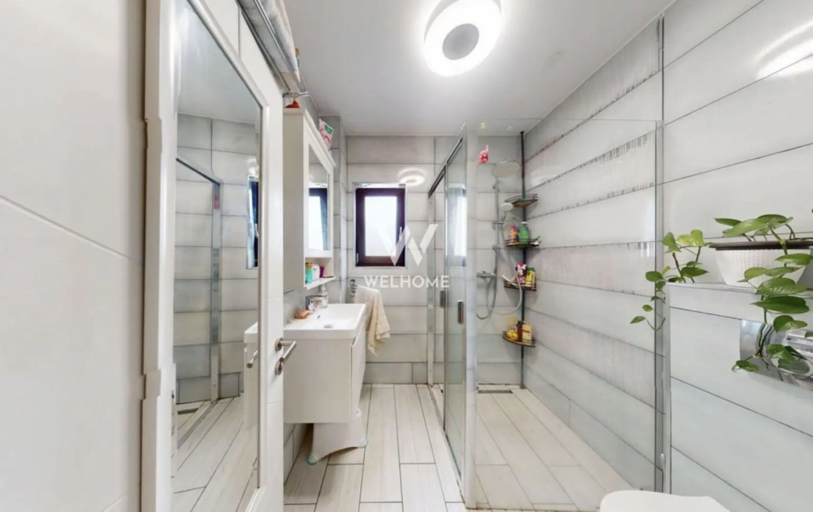 Casa de vanzare in Cristian - duplex - 125 mp utili + teren de 250 mp - Casă modernă de vânzare în Cristian – 5 camere, 125 mp utili, curte proprie – parțial mobilată

New Concept Living vă propune spre vânzare o casă modernă și spațioasă, situată în Cristian, într-o zonă liniștită și apreciată de familiile care își doresc confort, intimitate și acces rapid către Sibiu.

Locuința are o suprafață utilă de 125 mp și beneficiază de o curte proprie generoasă, ideală pentru relaxare, petrecerea timpului în aer liber, loc de joacă pentru copii sau amenajarea unei grădini. Casa este foarte bine compartimentată și oferă spațiu suficient pentru întreaga familie.

Compartimentare:

living luminos și primitor
bucătărie modernă cu zonă de dining
4 dormitoare
2 băi
cămară amenajată sub scară
pod spațios pentru depozitare

Proprietatea este amenajată modern, cu finisaje atent alese și un ambient cald și confortabil. Se vinde parțial mobilată și este pregătită pentru mutare imediată.

Dotări și beneficii:

încălzire în pardoseală
centrală termică Vaillant
termostate Bosch
sistem smart home
aer condiționat Bosch
bucătărie complet echipată cu electrocasnice Bosch
camere luminoase și spațioase
multiple spații de depozitare
curte proprie
pod mare pentru depozitare

Localizare:
Casa este amplasată în Cristian, una dintre cele mai căutate localități din apropierea Sibiului, recunoscută pentru atmosfera liniștită, aerul curat și comunitatea frumoasă de familii tinere. Zona oferă acces rapid către oraș și reprezintă alegerea ideală pentru cei care își doresc confortul unei case moderne, departe de agitația urbană.