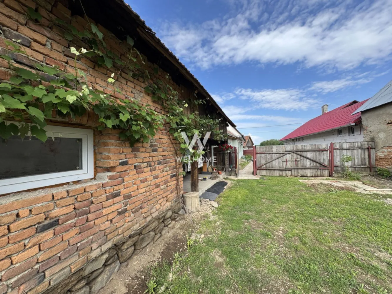 Casa individuala in Arpasu de Sus, teren mare, partial renovata
